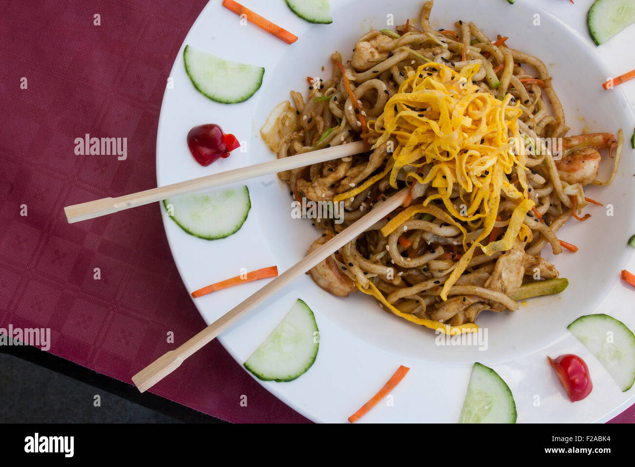 Nouilles udon au boeuf chinois légumes poulet Banque D'Images