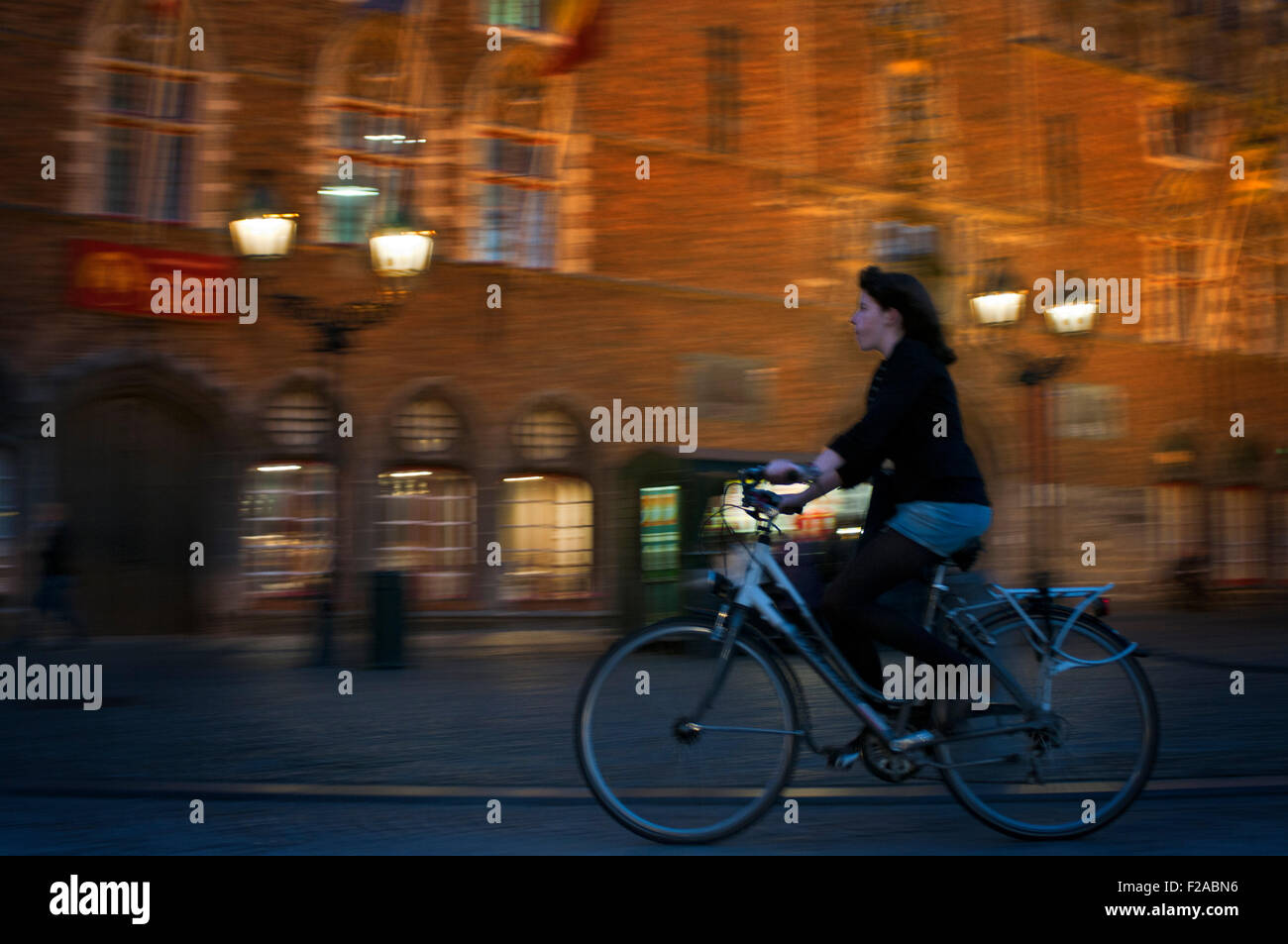 Bruges à vélo. Bruges est une ville très facile à vélo. Dans la plupart des rues à sens unique dans le centre, vous pouvez vous déplacer dans les d Banque D'Images