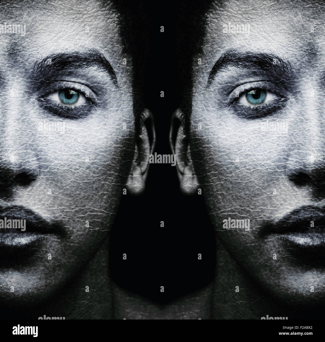 Visages de texture des jumeaux masculins surréaliste sur fond noir Banque D'Images