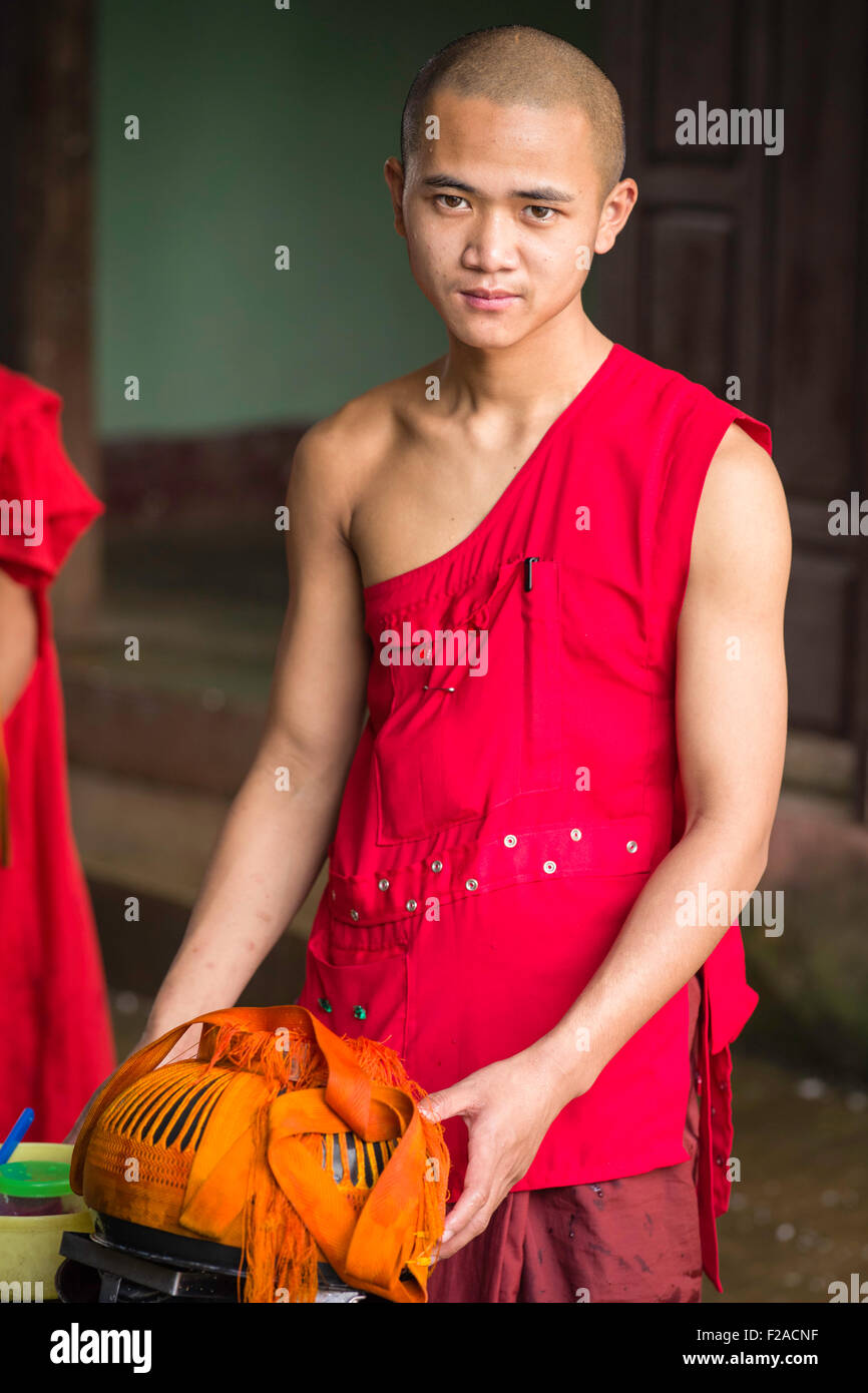 Portrait d'un jeune moine - Yangon, Myanmar Banque D'Images