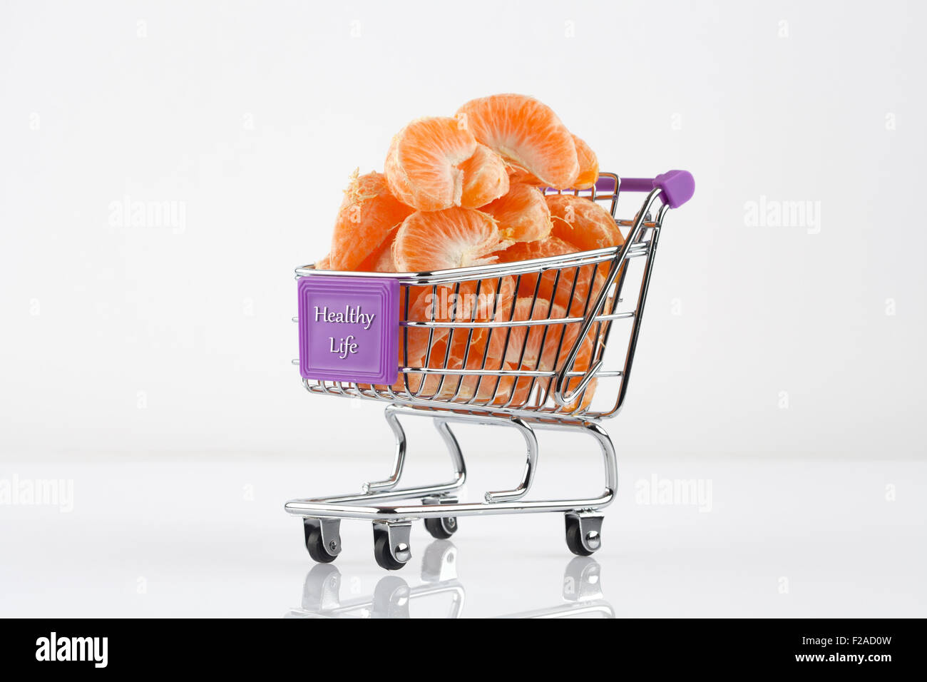 Toy panier rempli de tranches de mandarine - Alimentation saine notion Banque D'Images