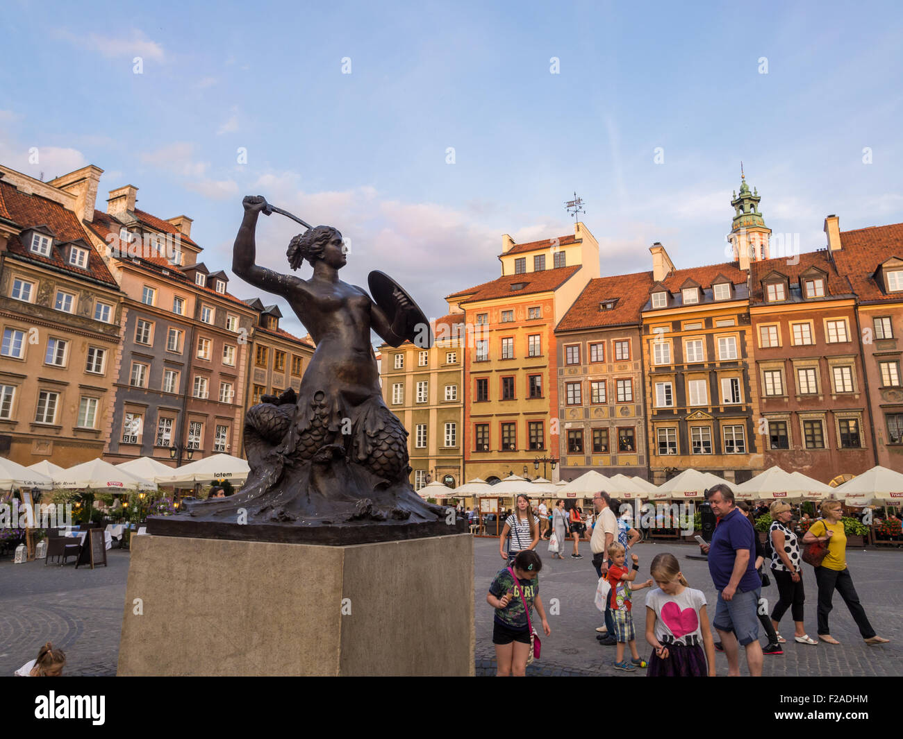 Syrenka (sirène) Sculpture sur la vieille ville de Varsovie sur la Place du marché un après-midi de fin d'été. Grand angle, l'orientation horizontale. Banque D'Images