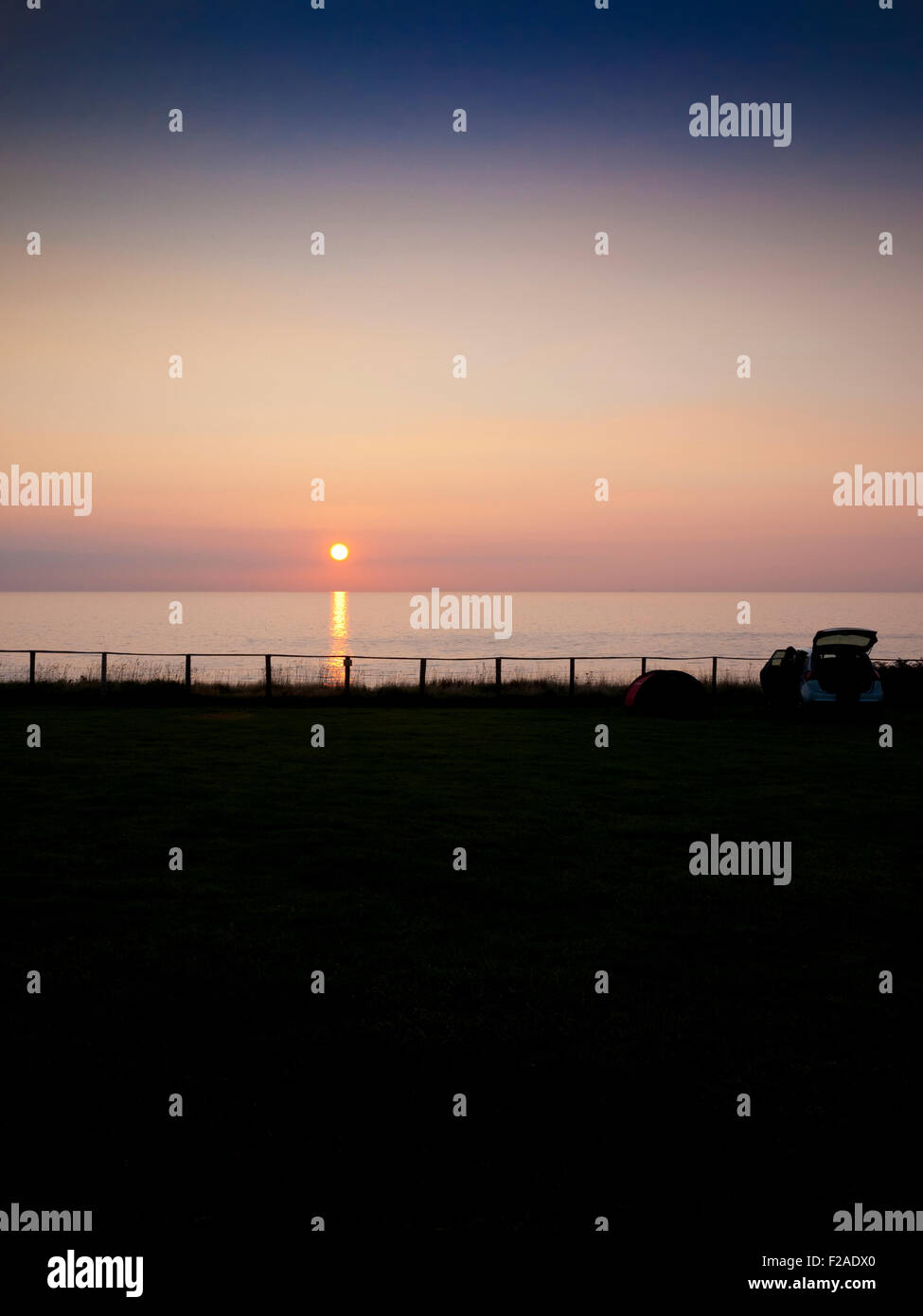 Coucher du soleil sur la mer d'Irlande à partir de Gyrn Goch, Péninsule de Lleyn, au nord du Pays de Galles, Royaume-Uni. Banque D'Images