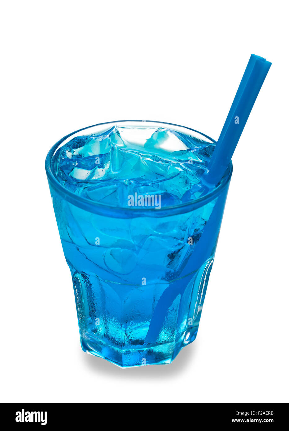 Dans un verre à cocktail bleu isolé sur fond blanc Banque D'Images