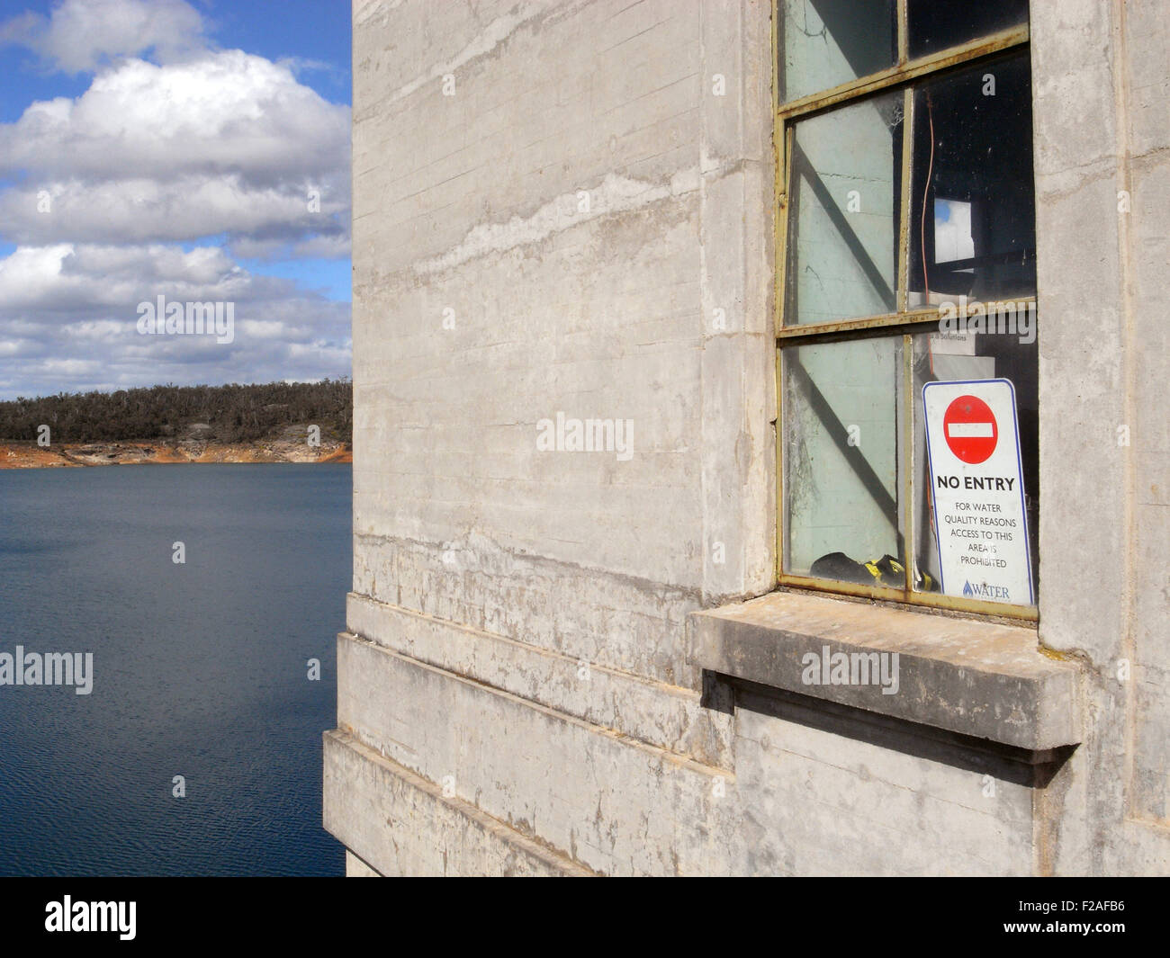 Pas d'entrée pour des raisons de qualité de l'eau signe à Canning Dam, à l'est de Perth, Australie occidentale. Pas de PR Banque D'Images
