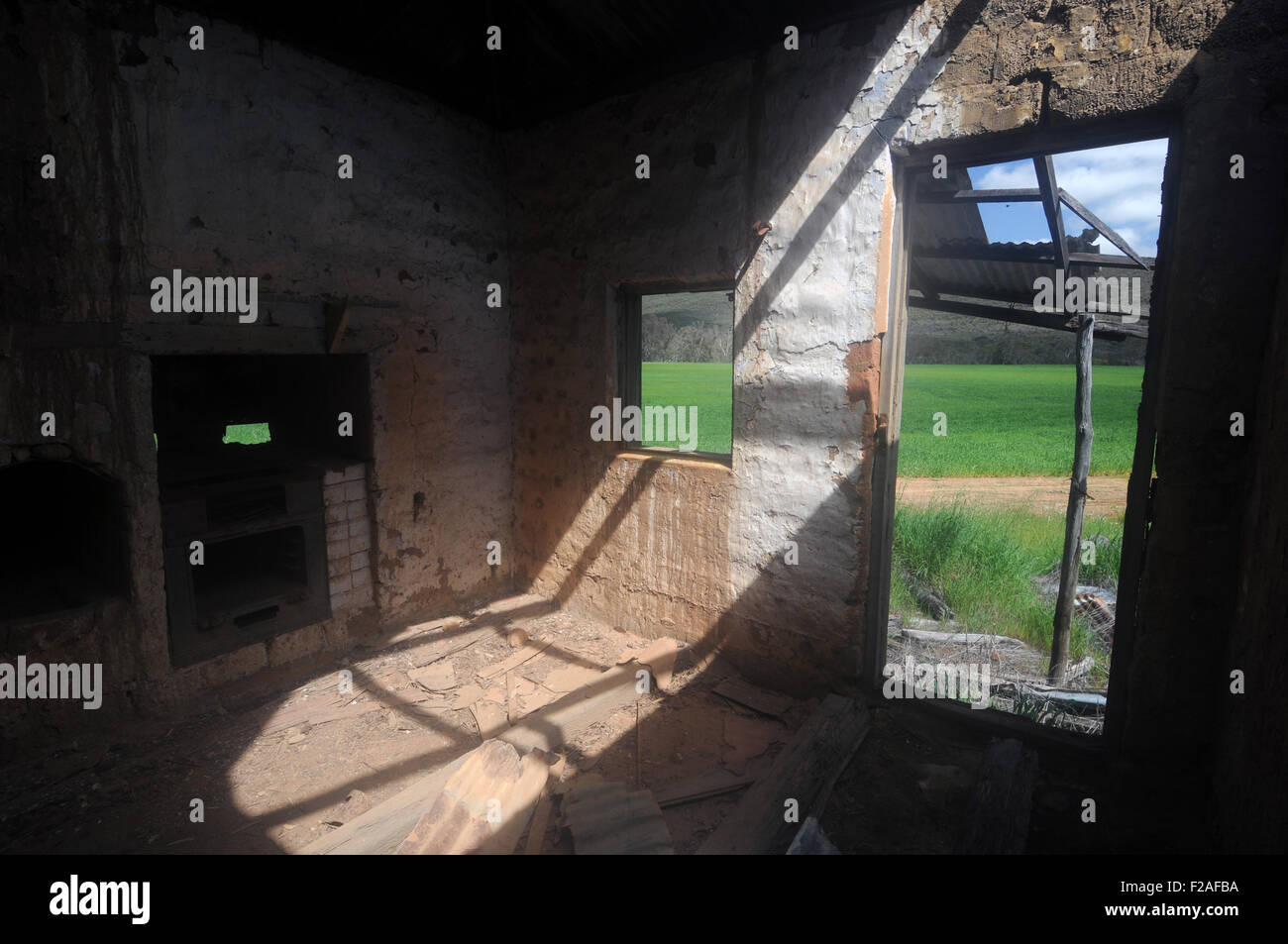 Intérieur du chalet historique à côté de ruines champ de blé vert, près de Wheatbelt, Moora, région ouest de l'Australie Banque D'Images