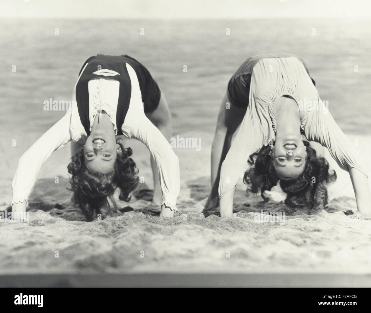 Deux femmes sur la plage (backbends OLVI008 OU  F479) Banque D'Images