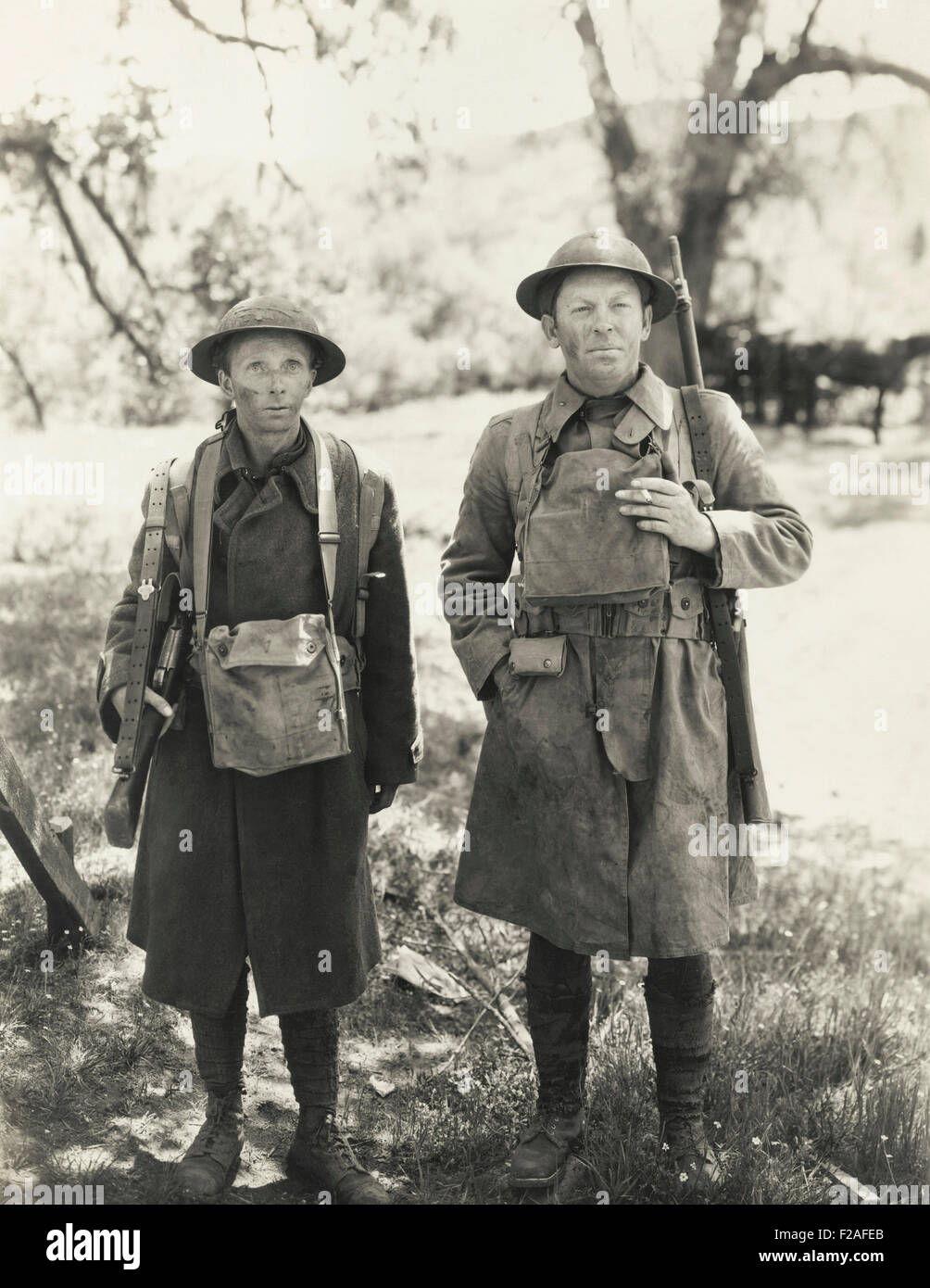 Deux soldats dans la forêt (OLVI008 OU  F439) Banque D'Images