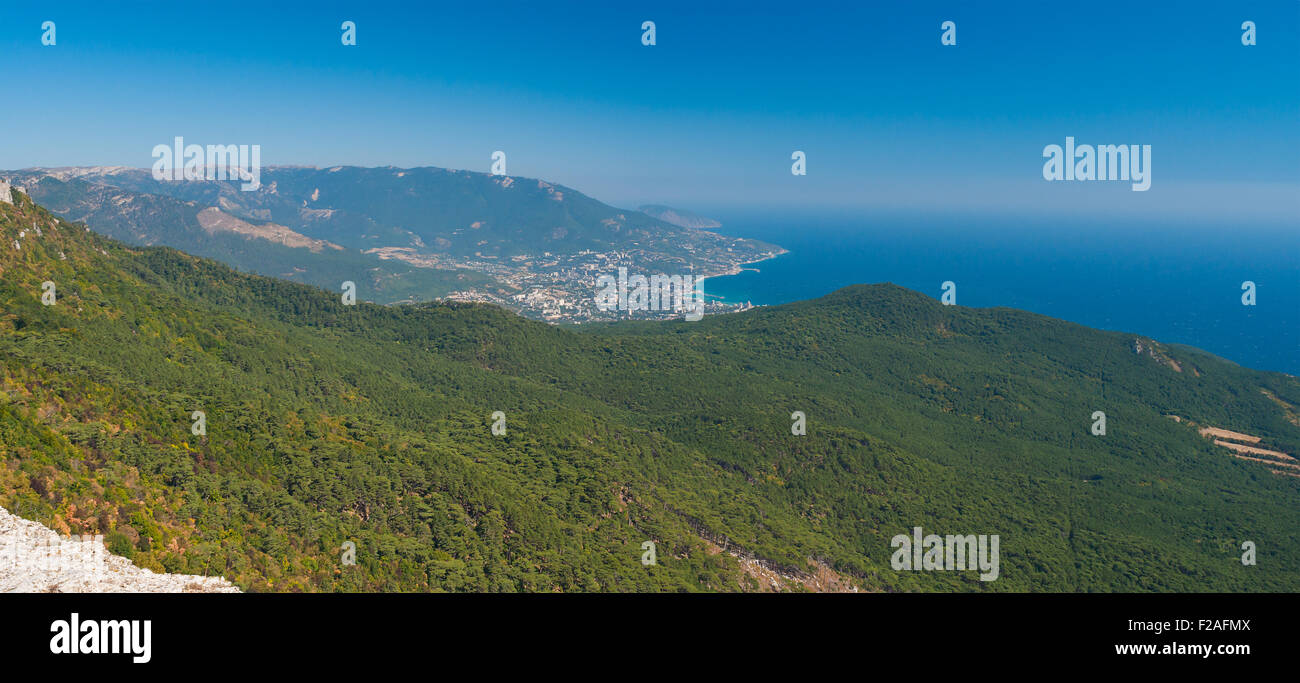 Vue panoramique sur la ville de Yalta de la péninsule de Crimée sur la montagne Ai-Petri Banque D'Images