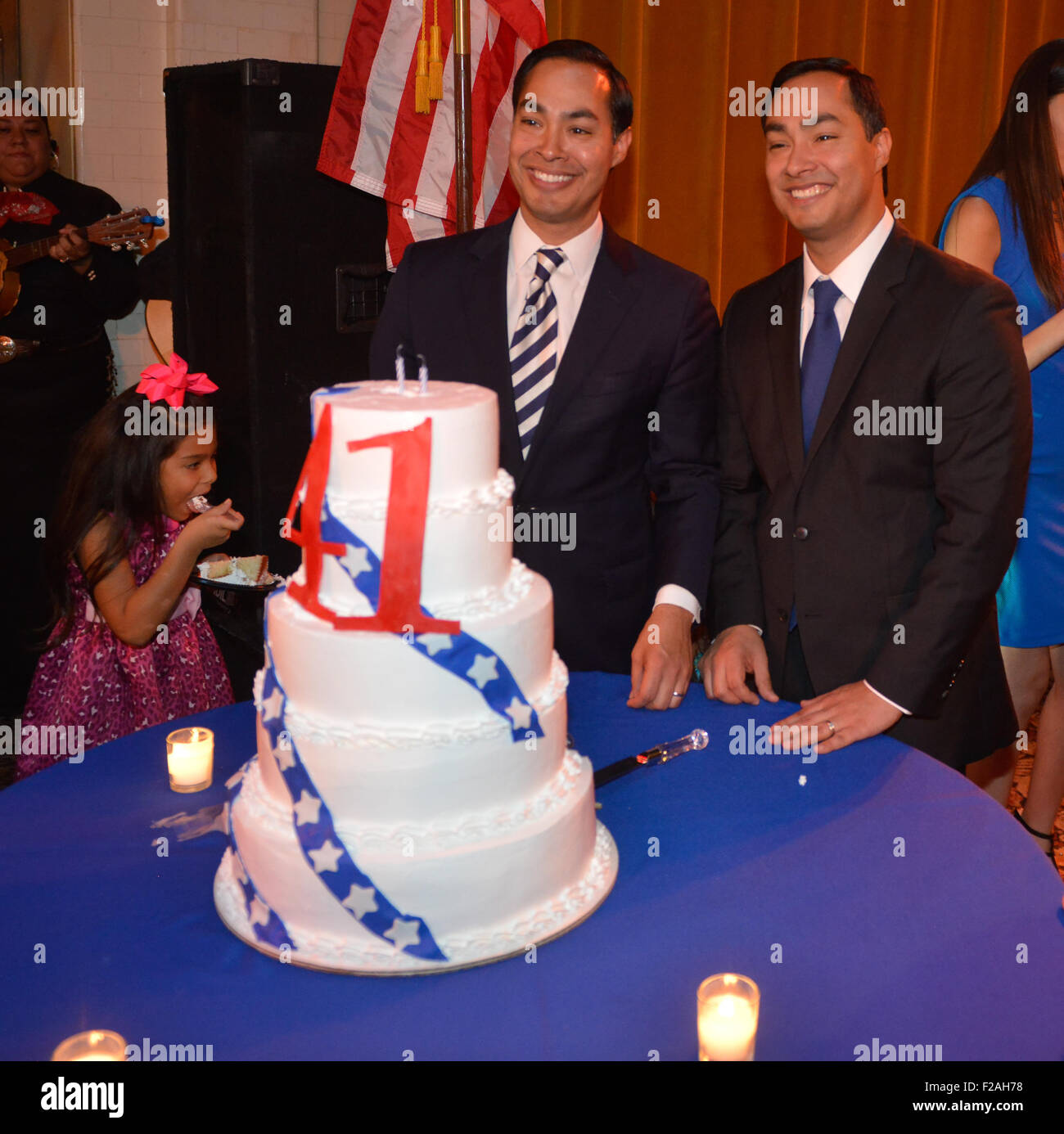 San Antonio Texas Usa 14th Sep 15 United States Secretary Of Housing And Urban Development Julian Castro Au Centre Et Son Frere Jumeau Rep Joaquin Castro D Texas Sourire Alors Qu Ils Celebrent Leur San Antonio Texas Usa 14th Sep 15 United States Secretary Of Housing And Urban Development Julian Castro Au Centre Et Son Frere Jumeau Rep Joaquin Castro D Texas Sourire Alors Qu Ils Celebrent Leur