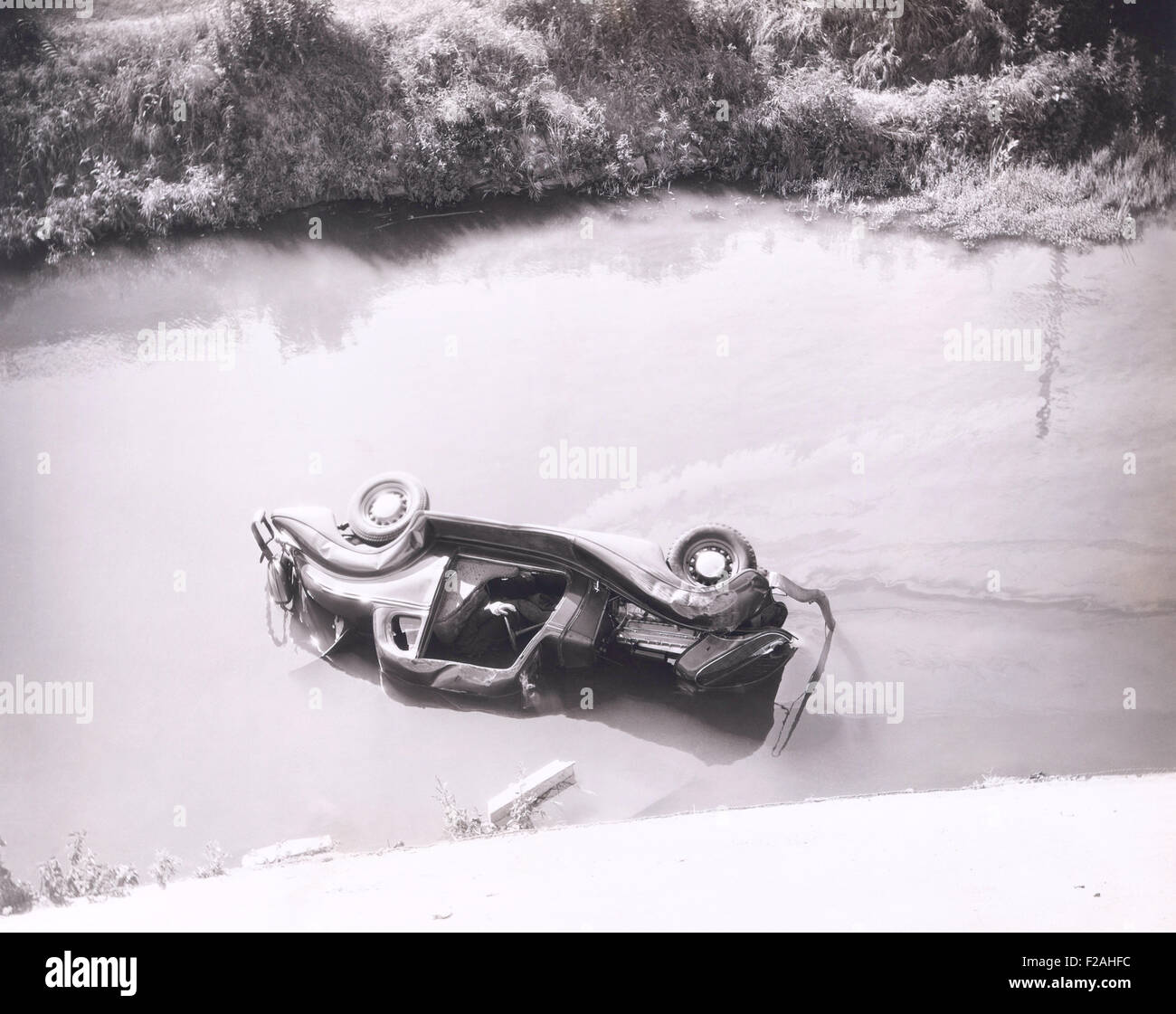 Personne emprisonné dans la voiture renversée dans swamp (OLVI007 OU  F953) Banque D'Images