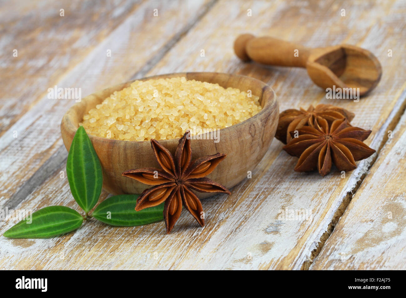 Le sucre brun et la badiane sur la surface en bois rustique Banque D'Images