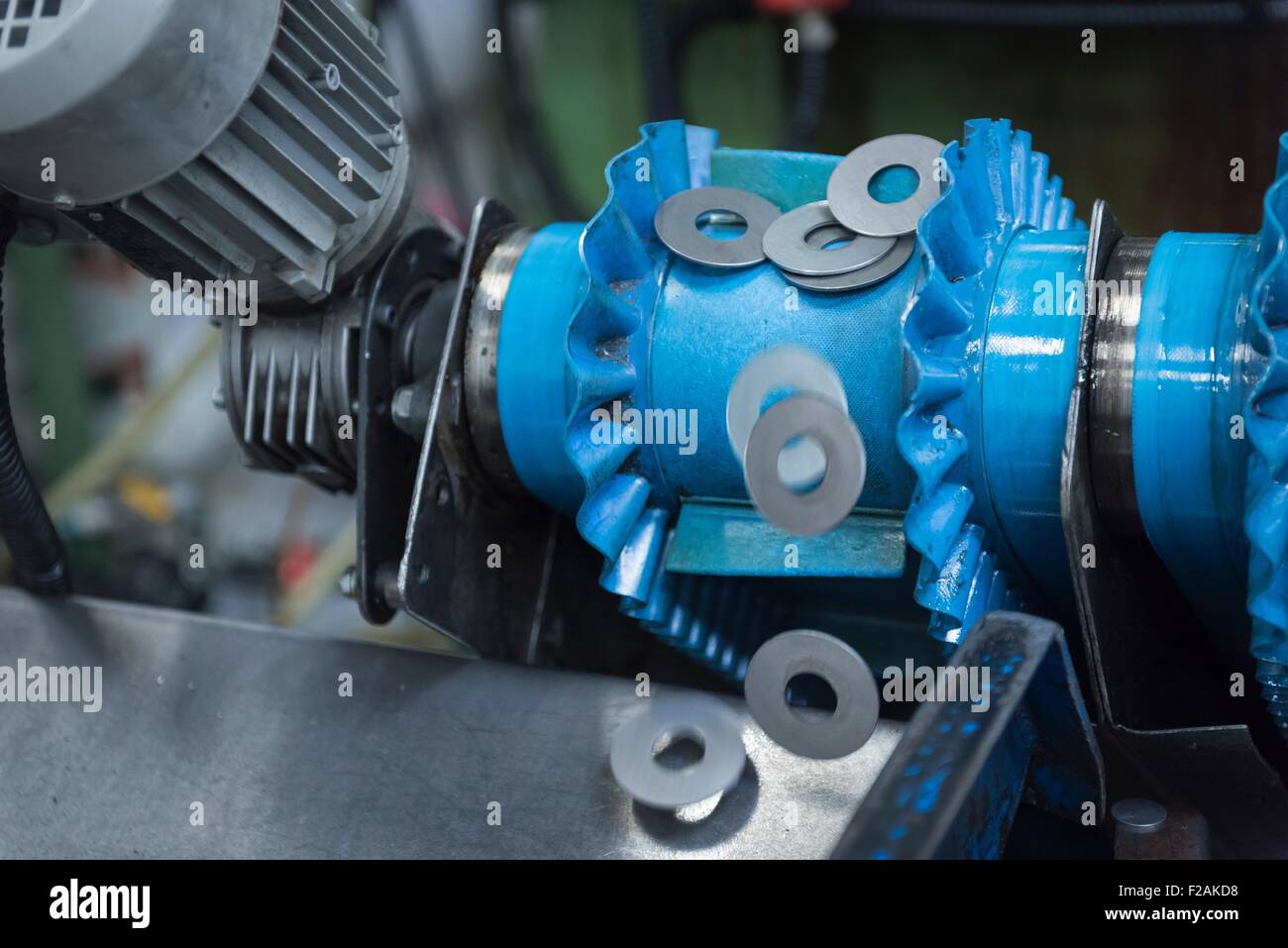 Couper les rondelles en métal sur la machine en usine d'ingénierie, Close up Banque D'Images