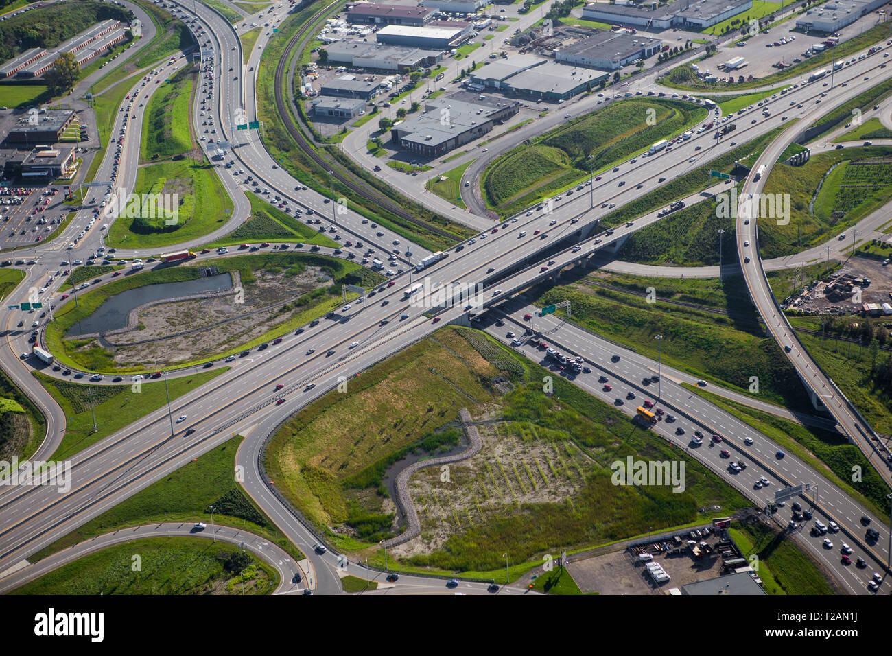 L'Autoroute Robert Bourassa et autoroute autoroute Charest échangeur routier est représentée dans cette vue aérienne de la ville de Québec Banque D'Images