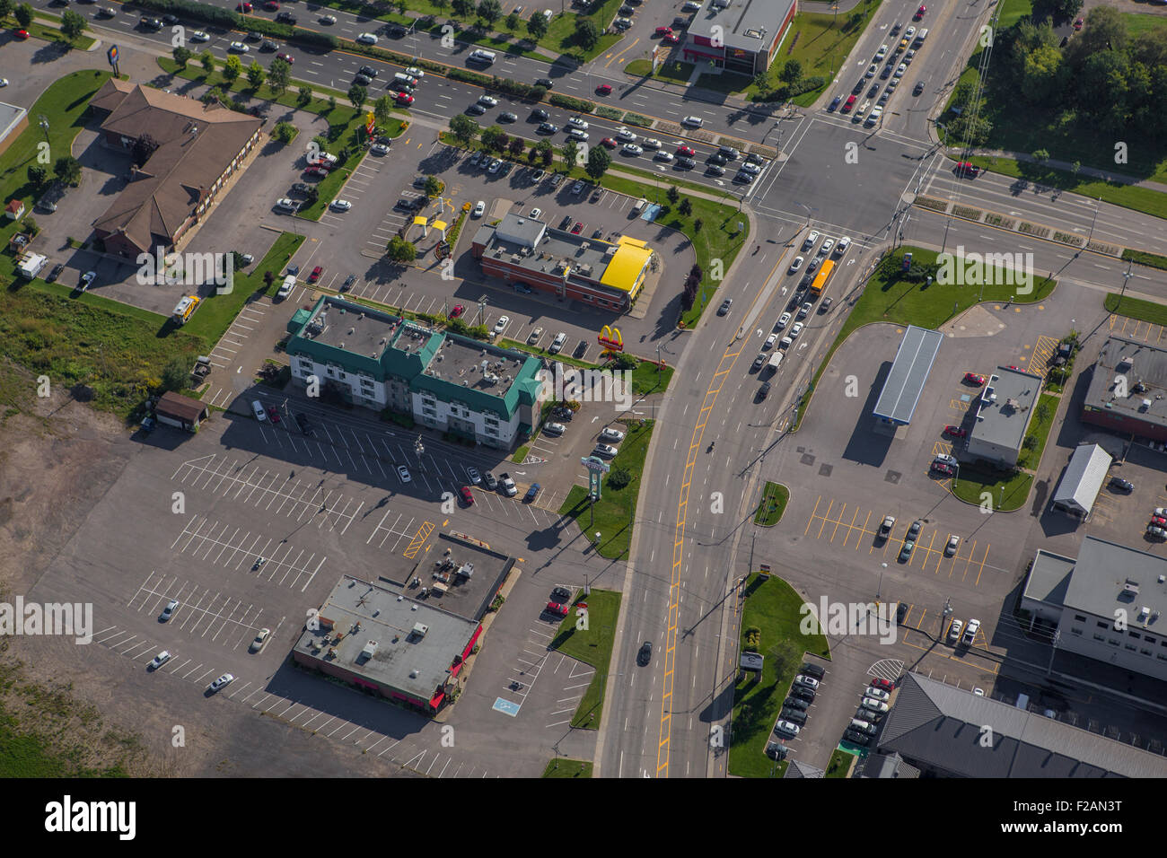 La sortie du boulevard Hamel et Route de l'aéroport rue est représentée dans cette vue aérienne de la ville de Québec Banque D'Images