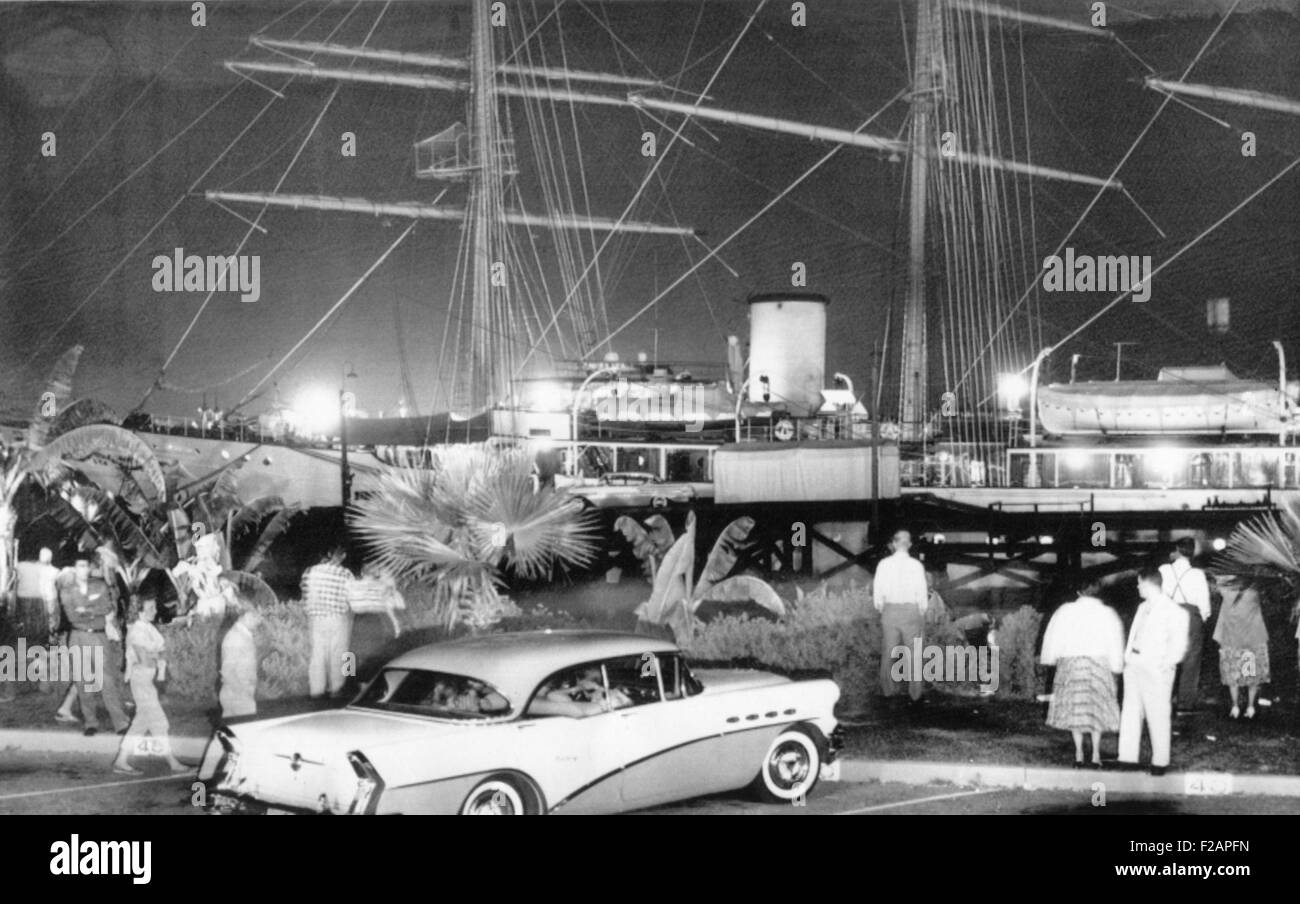 La famille Trujillo, le yacht 350 pied Angelita à San Pedro, Californie, le 22 juin 1958. Après Rafael Trujillo Sr., l'assassinat de la famille de Trujillo a tenté de fuir vers l'Europe à bord de l'Angelita. Ils furent refoulés mais ont été autorisés à partir pour l'exil en Espagne. CSU (2015   1706 11) Banque D'Images