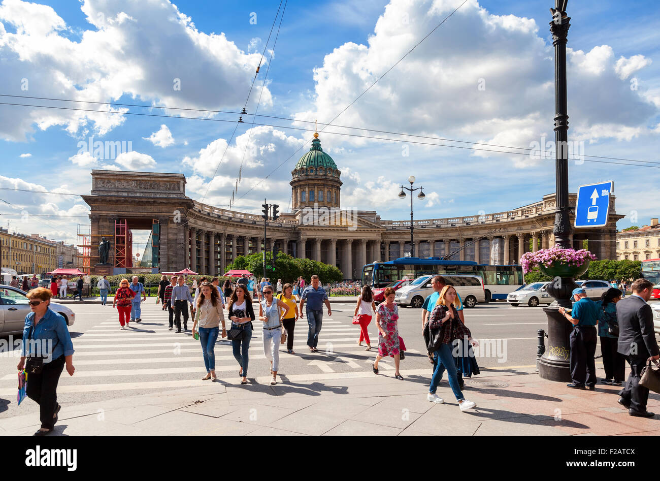 Passage piétons de la Perspective Nevski en été journée ensoleillée près de la Cathédrale de Kazan Banque D'Images