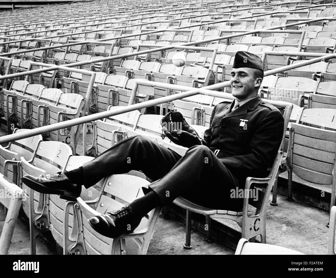 'Frank' Tug McGraw au Shea Stadium après avoir signé son contrat le 18 janvier 1966, 1966. Il était encore dans les Marines des États-Unis jusqu'au 23 mars, quand il a rejoint les mets pour l'entraînement de printemps. Il est le père de la chanteuse de musique country Tim McGraw. CSU (2015   1676 11) Banque D'Images