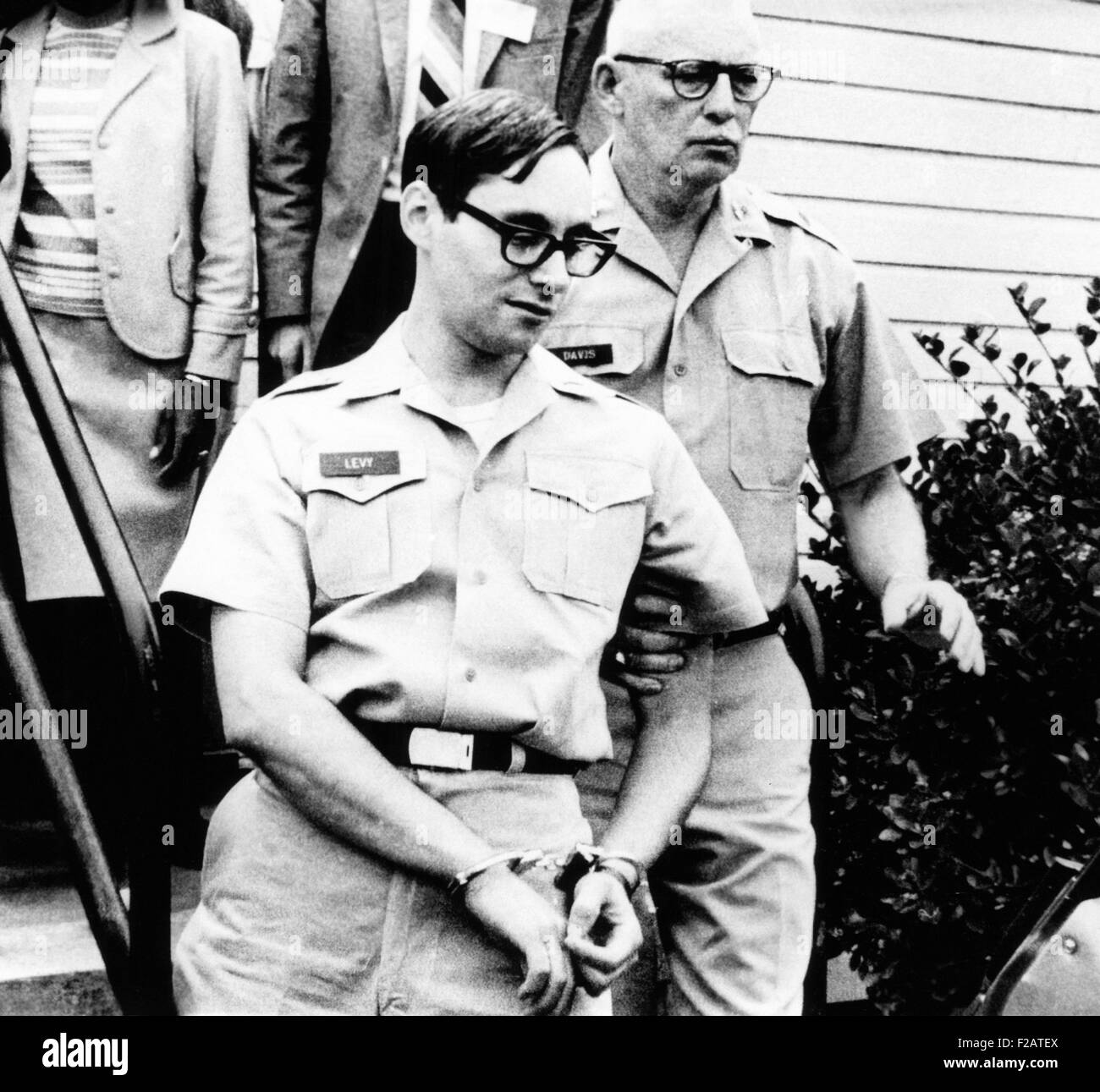 Le capitaine de l'armée anti-guerre Brett Howard Levy menotté après avoir reçu une peine de trois ans. Le 3 juin 1967. Le Dr Levy, un des droits civils et militante anti-guerre, a été reconnu coupable de faire des déclarations de loyauté et de désobéissance à un ordre. Une formation d'un dermatologue, il a refusé de former des troupes des Forces spéciales qui, selon lui, serait utiliser leur formation pour les 'fins criminelles." Après avoir servi 26 mois, il a rejoint la "GI Coffee House manifestations." En 2015 il avait un cabinet médical dans le Bronx, New York. CSU (2015   1670 11) Banque D'Images
