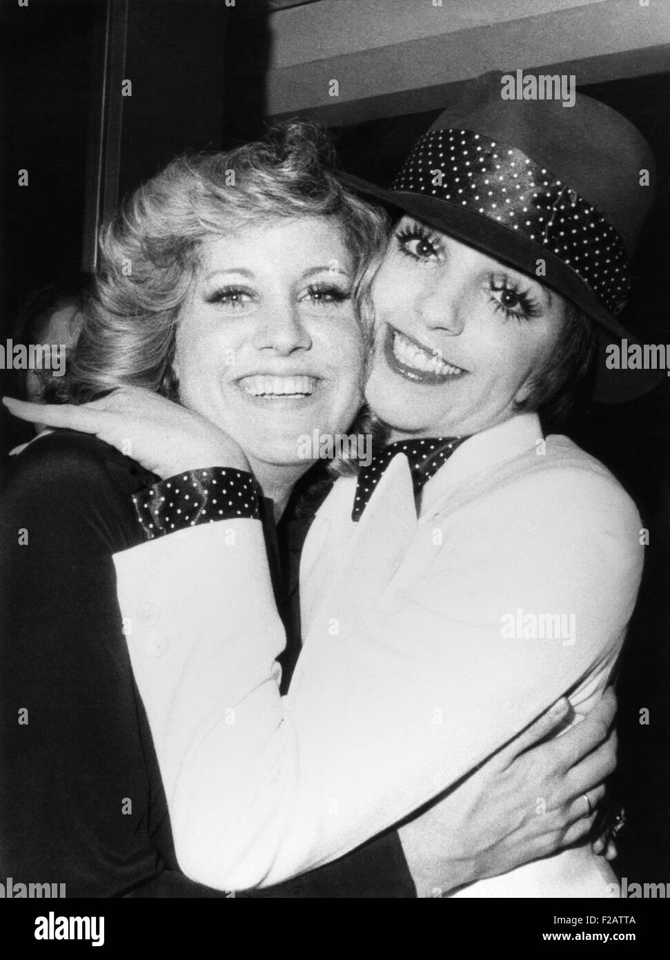 Liza Minnelli (à droite) et sa demi-sœur Lorna Luft, les deux filles de Judy Garland. Le 6 janvier 1974. Ils ont été à une fête en l'honneur de Liza après le premier ministre de son premier one-man-show sur Broadway, Liza Minnelli LIVE AU JARDIN D'HIVER. CSU (2015   1613 11) Banque D'Images