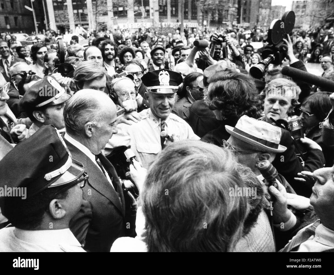 L'ancien procureur. Le général John Mitchell a été escorté par la police de New York, Cour fédérale. Le 24 avril 1973. Il a témoigné devant un grand jury à propos d'une contribution en espèces de 200 000 $ qu'une seule personne faite pour la campagne électorale du président Nixon de 1972.   2015 CSU (11 1597) Banque D'Images