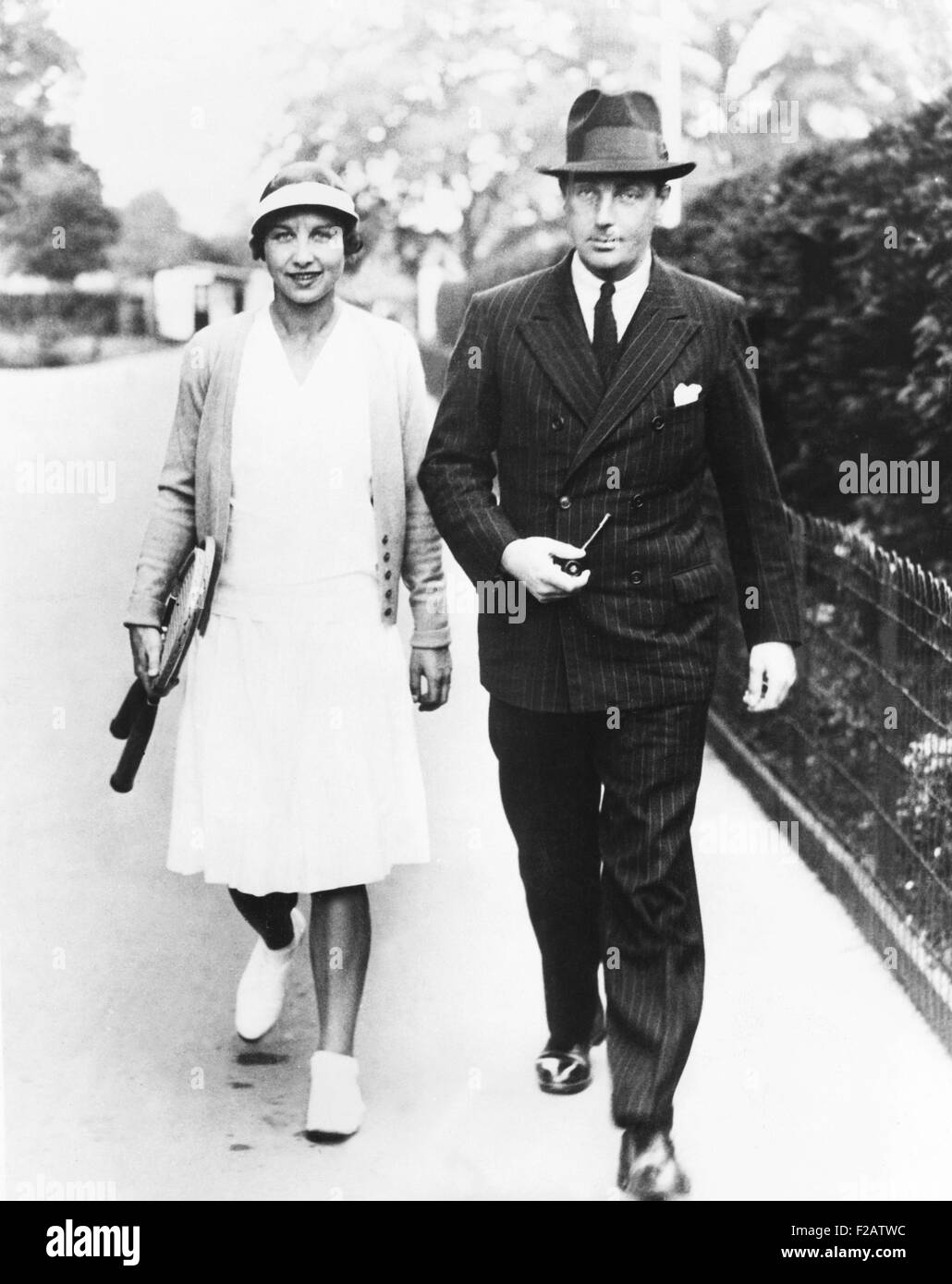 Helen Wills Moody arrive au cours de Wimbledon avec son mari, Frank Moody Jr. le 6 juin 1933. Wills Moody a gagné son match de finale Banque D'Images