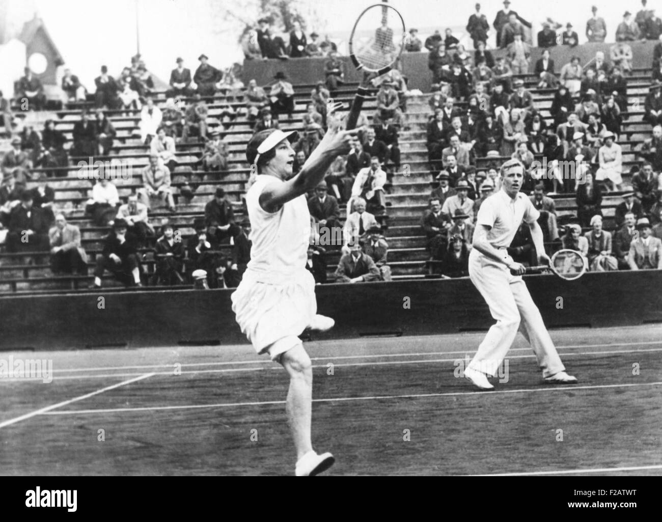 Américains Helen Wills Moody et Sidney Wood, en double mixte, jouer en France. Le 31 mai 1932. Ils se sont classés deuxième, perdant la finale à Betty Nuthall et Fred Perry de la Grande-Bretagne au Stade Roland Garros, Auteuil, France. CSU (2015   1577 11) Banque D'Images