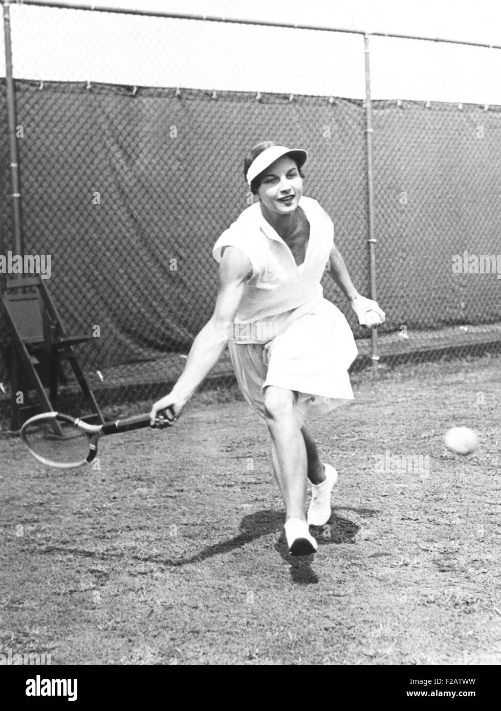 Helen Wills Moody en double action aux championnats de tennis américaine, Forest Hills. 1931 août. Elle a gagné le féminin des États-Unis Banque D'Images