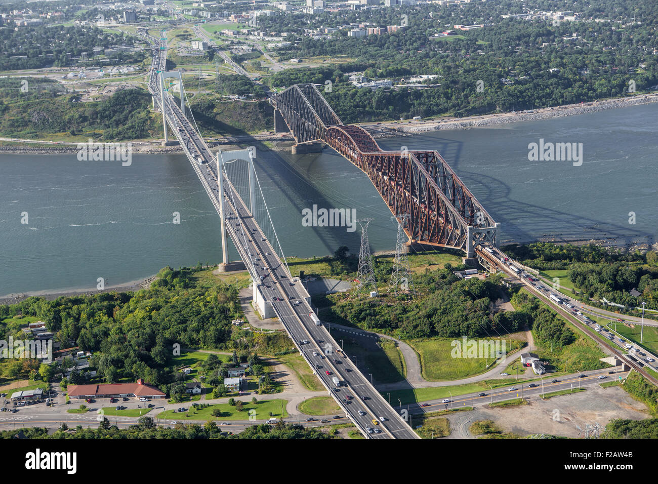 Le Pont Pont Pierre-Laporte et le Pont de Québec pont sont représentés dans cette vue aérienne de la ville de Québec Banque D'Images