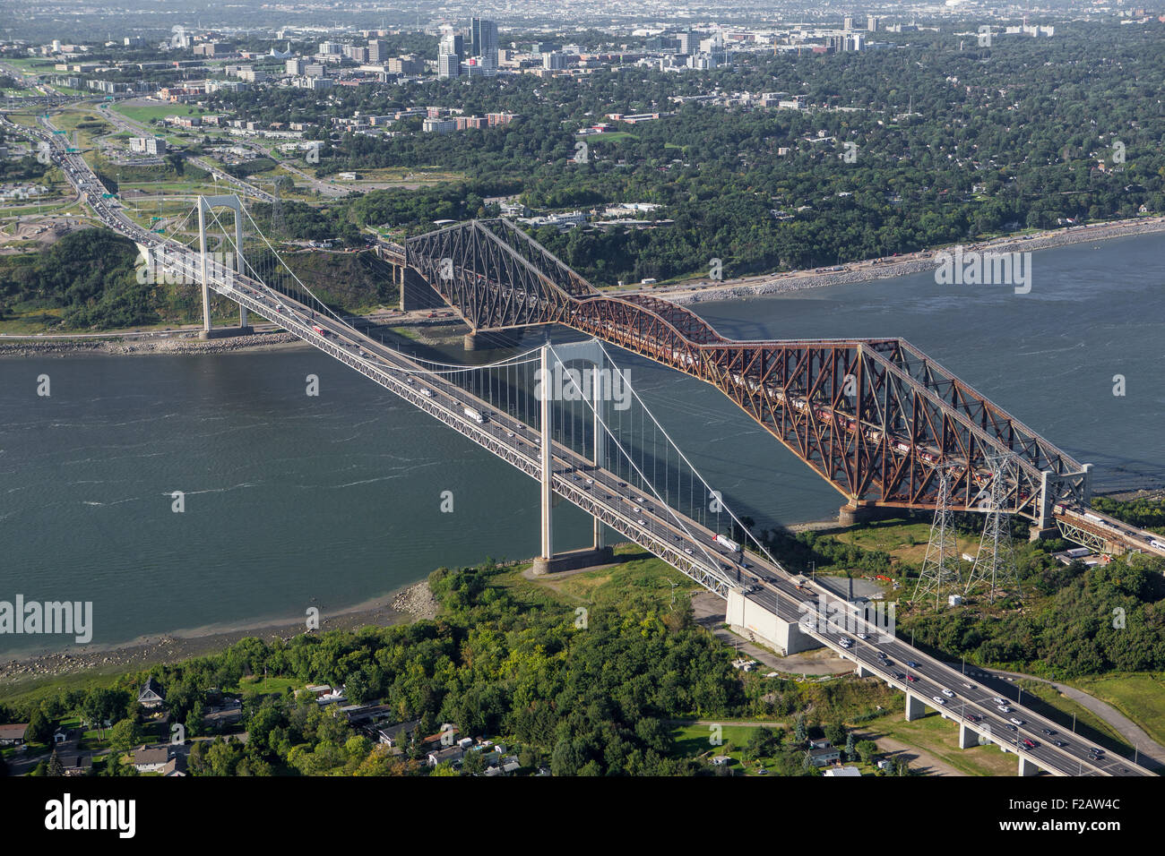 Le Pont Pont Pierre-Laporte et le Pont de Québec pont sont représentés dans cette vue aérienne de la ville de Québec Banque D'Images