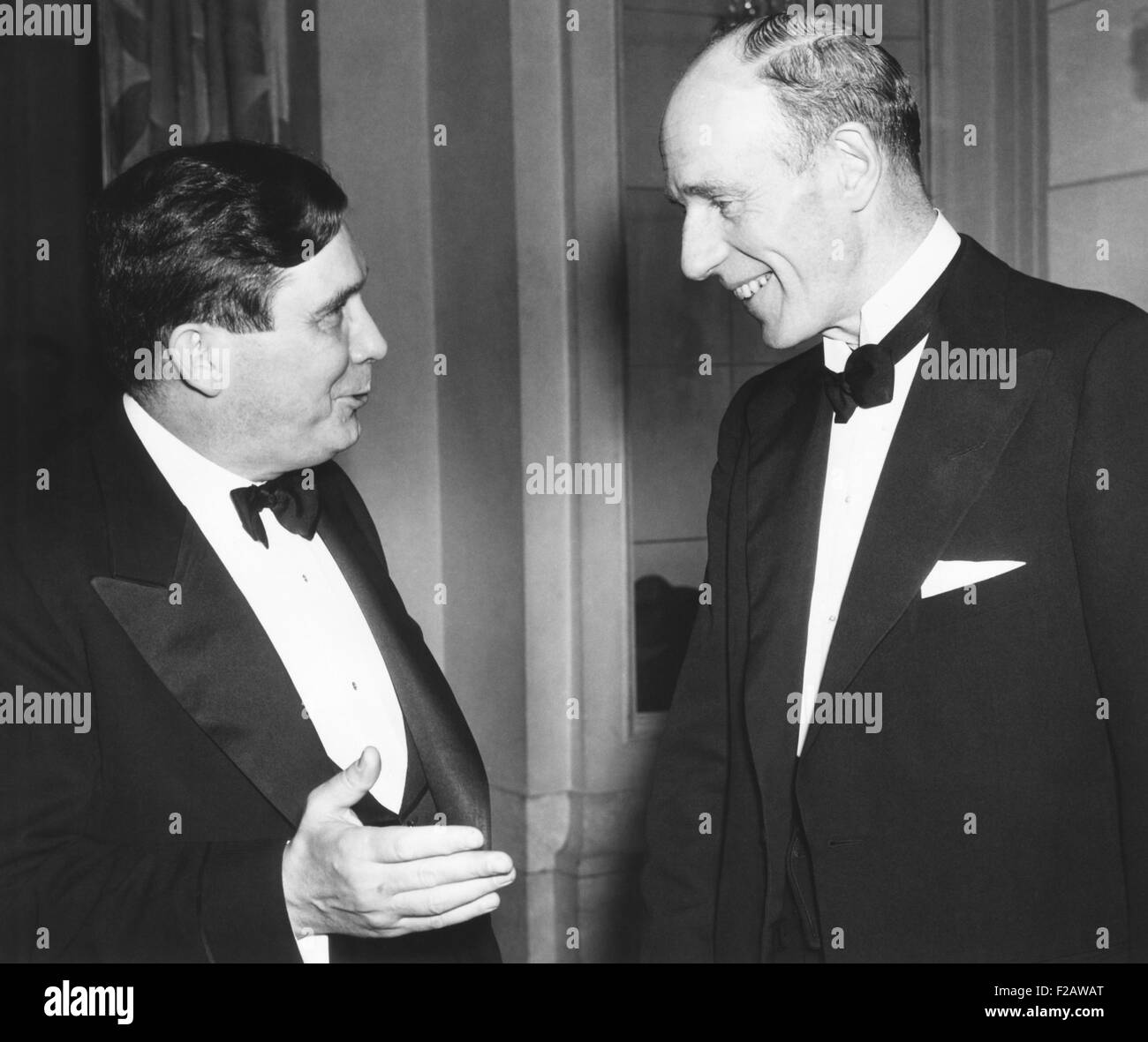 Lord et Lady Halifax arrivant à l'ambassade britannique à Washington, D.C. Le 24 janvier 1941. Le nouvel ambassadeur britannique a été marginalisée par Churchill's les relations personnelles et les communications modernes avec le président Roosevelt. CSU (2015   1447 11) Banque D'Images