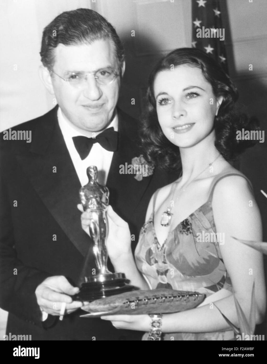 David O. Selznick présenté Vivian Leigh avec son Oscar pour autant en emporte le vent. 29 février, 1940. Le 12ème Dîner annuel de l'Academy of Motion Picture Arts and Sciences a eu lieu au Coconut Grove dans l'hôtel Ambassador. CSU (2015   1432 11) Banque D'Images