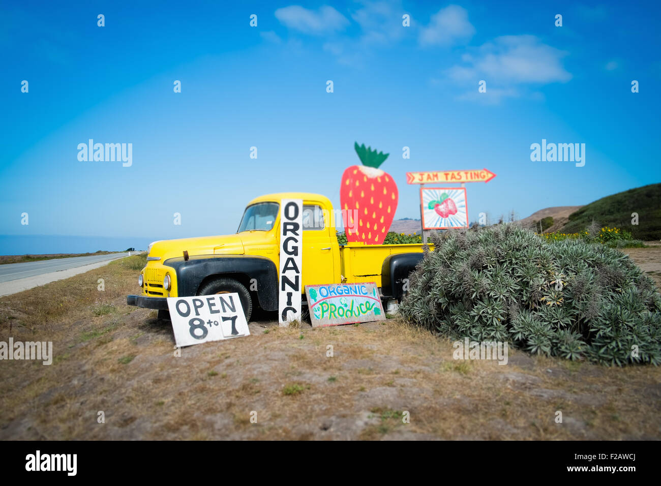 Berry Farm sign et camion jaune Banque D'Images