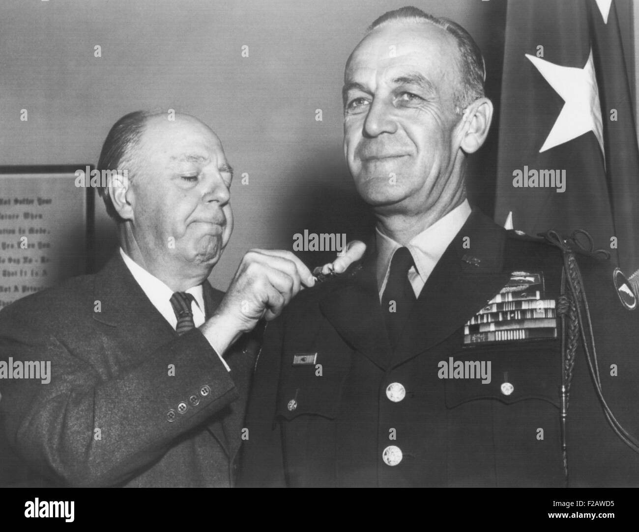 Le brig. Le général Ralph Zwicker (à droite) reçoit sa 2ème étoile, 1er avril, 1957. Le sénateur Joseph McCarthy à essayé de bloquer sa promotion quand il était devant la Commission des forces armées du Sénat. Secrétaire de l'Armée de Wilbur Brooker, épingle la star sur le Lieutenant-général Zwicker. 1 avril, 1957  2015 CSU (11 1394) Banque D'Images