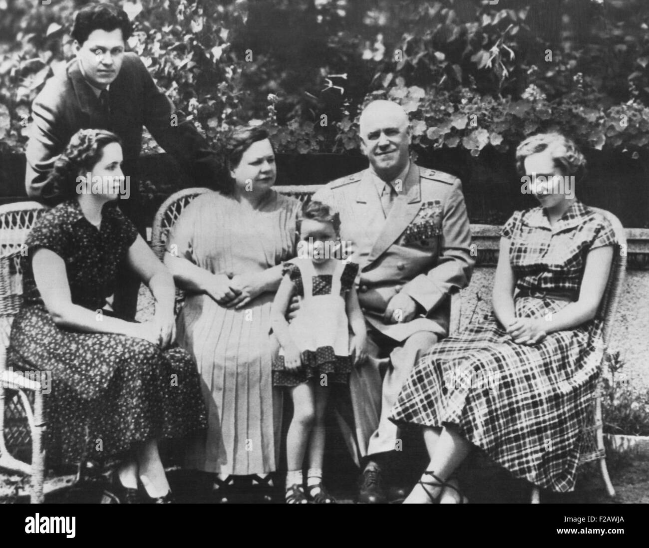 Héros de la Seconde Guerre mondiale russe Joukov Marshall avec sa famille. Joukov, le ministre soviétique de la défense commune, la photo avec le président Dwight Eisenhower. L-R : fille Ara ; sa femme Alexandra Dievna ; ; ; Sasha Joukov petite-fille fille Ella. Comité permanent (arrière gauche) est Jouri Alexandrovitch Vasilovsky, époux d'époque. CSU (2015   1354 11) Banque D'Images