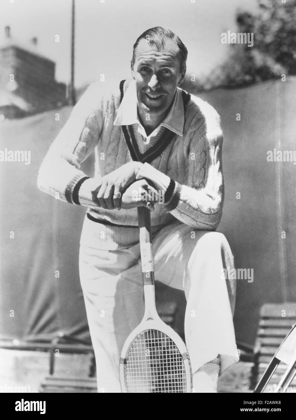 Bill Tilden, ancien champion de tennis, ca. 1940. Comme il l'éliminé du jeu compétitif, il a été entraîneur et a donné des cours privés à country clubs de Los Angeles. CSU (2015   1331 11) Banque D'Images