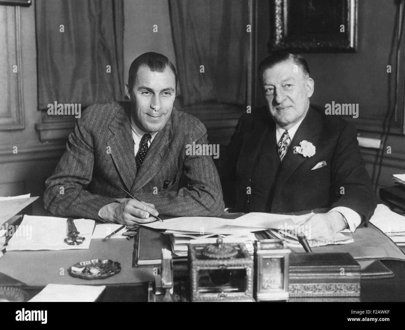 Champion de Tennis, Bill Tilden, devient professionnel en tant qu'il signe pour les films. William Tilden (gauche) a signé avec Metro Goldwyn Mayer pour une série de courts métrages traitant de tennis, afin de devenir professionnel. Le major Edward Bowes, Vice-président de MGM conclu l'affaire. CSU (2015   1326 11) Banque D'Images