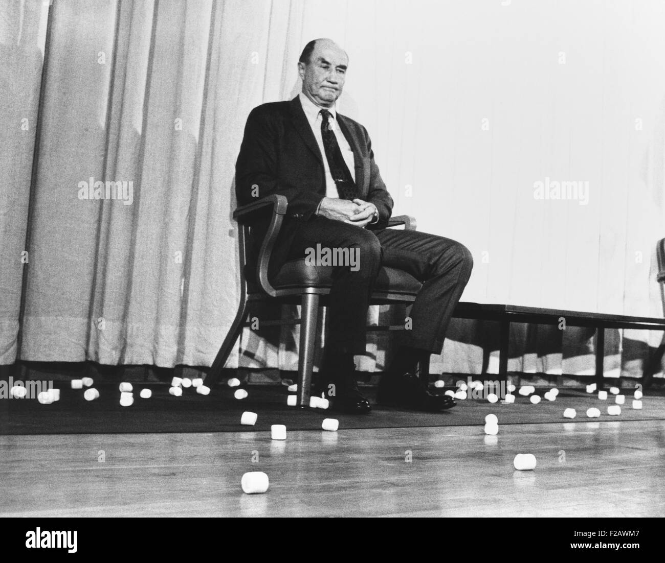 Le sénateur Strom Thurmond fouettés avec des guimauves après un discours à l'Université Carnegie-Mellon. Janv. 1970. Les étudiants se sont opposés à la Caroline du Sud, Sénateur de l'opposition vigoureuse des droits civils (CSU 2015  1309 11) Banque D'Images