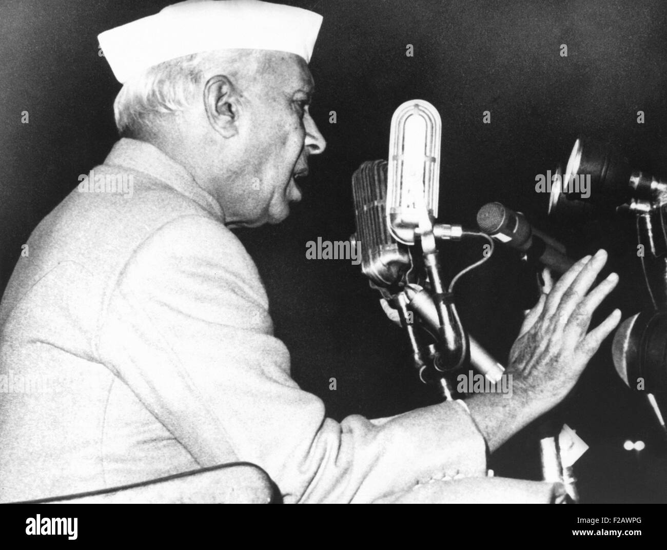 Le Premier Ministre indien, Jawaharlal Nehru, s'adressant à un rassemblement de la défense à New Delhi le 11 novembre 1962. Tout au long de 1962, des soldats chinois ont provoqué l'Himalayan escarmouches sur la frontière avec l'Inde. Avec deux semaines de ce rallye, les Chinois ont déclaré un cessez-le-feu le 20 novembre 1962, et s'est retiré de la zones contestées. CSU (2015   1239 11) Banque D'Images