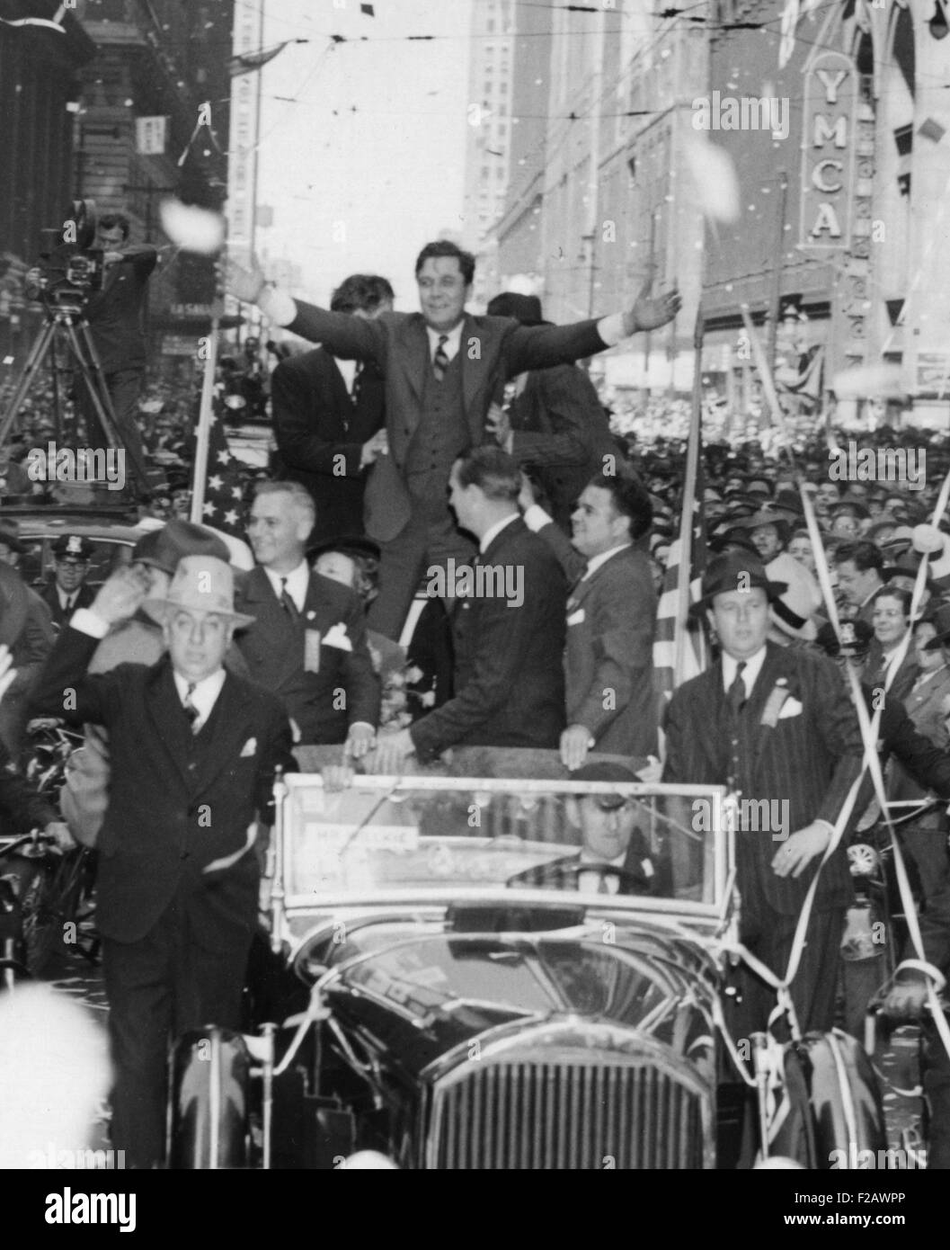Un Wendell Willkie extatique reçoit les applaudissements de 40.000s de Chicago, le 13 septembre 1940. La foule remplit la rue LaSalle comme chutes téléscripteur. Détail. CSU (2015   1723 11) Banque D'Images