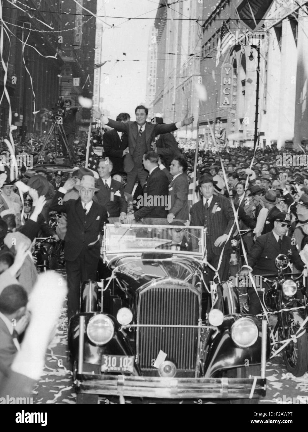 Un Wendell Willkie extatique reçoit les applaudissements de 40.000s de Chicago, le 13 septembre 1940. La foule remplit la rue LaSalle comme chutes téléscripteur. Détail. CSU (2015   1722 11) Banque D'Images