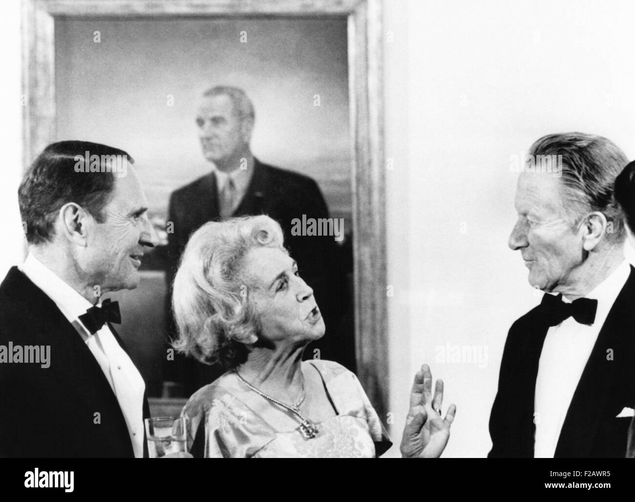 L'artiste Anna Wyeth Hurd, parler avec son mari, le peintre Peter Hurd, Jan 12, 1967. Derrière eux est Peter Hurd's portrait du président Lyndon Johnson, commandé par la White House Historical Association, mais rejetée par LBJ, comme "la pire chose que j'aie jamais vu." Anna Wyeth Hurd était la soeur d'Andrew Wyeth et un peintre. À gauche s'Nicholas, Hurd's New Mexique voisin, qui a arrangé le montrant à Columbus dans l'Ohio. CSU (2015   1230 11) Banque D'Images