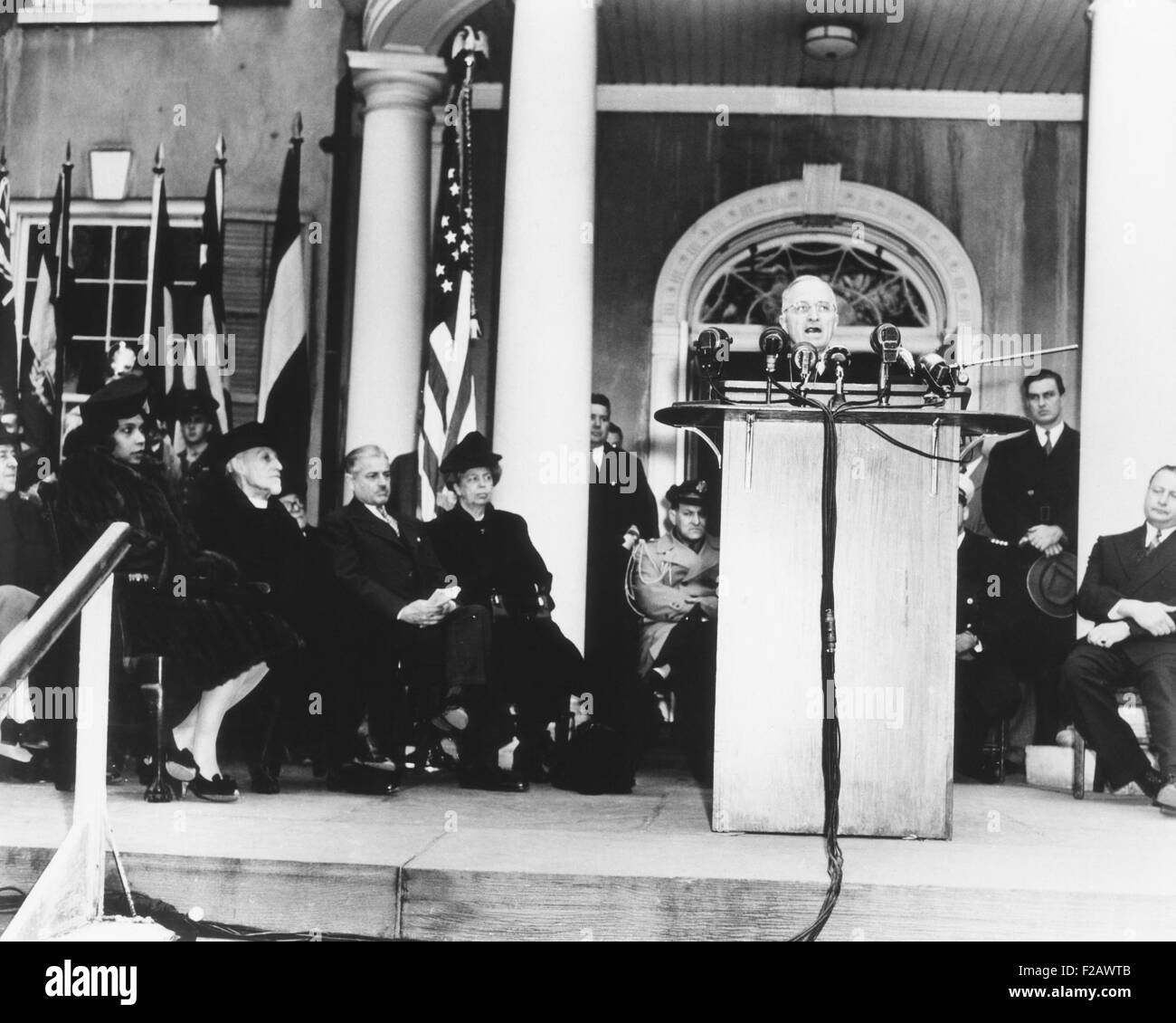Le président Harry Truman a dédié le Roosevelt Memorial Library, le 12 avril 1946. Assis de gauche à droite : Marian Anderson ; Rev. George Anthony ; Newton B. Drury (Dir. NPS). L'inauguration a eu lieu le premier anniversaire de la mort du président Franklin Roosevelts. À l'extrême droite est secrétaire à l'intérieur Julius Krug. CSU (2015   1203 11) Banque D'Images