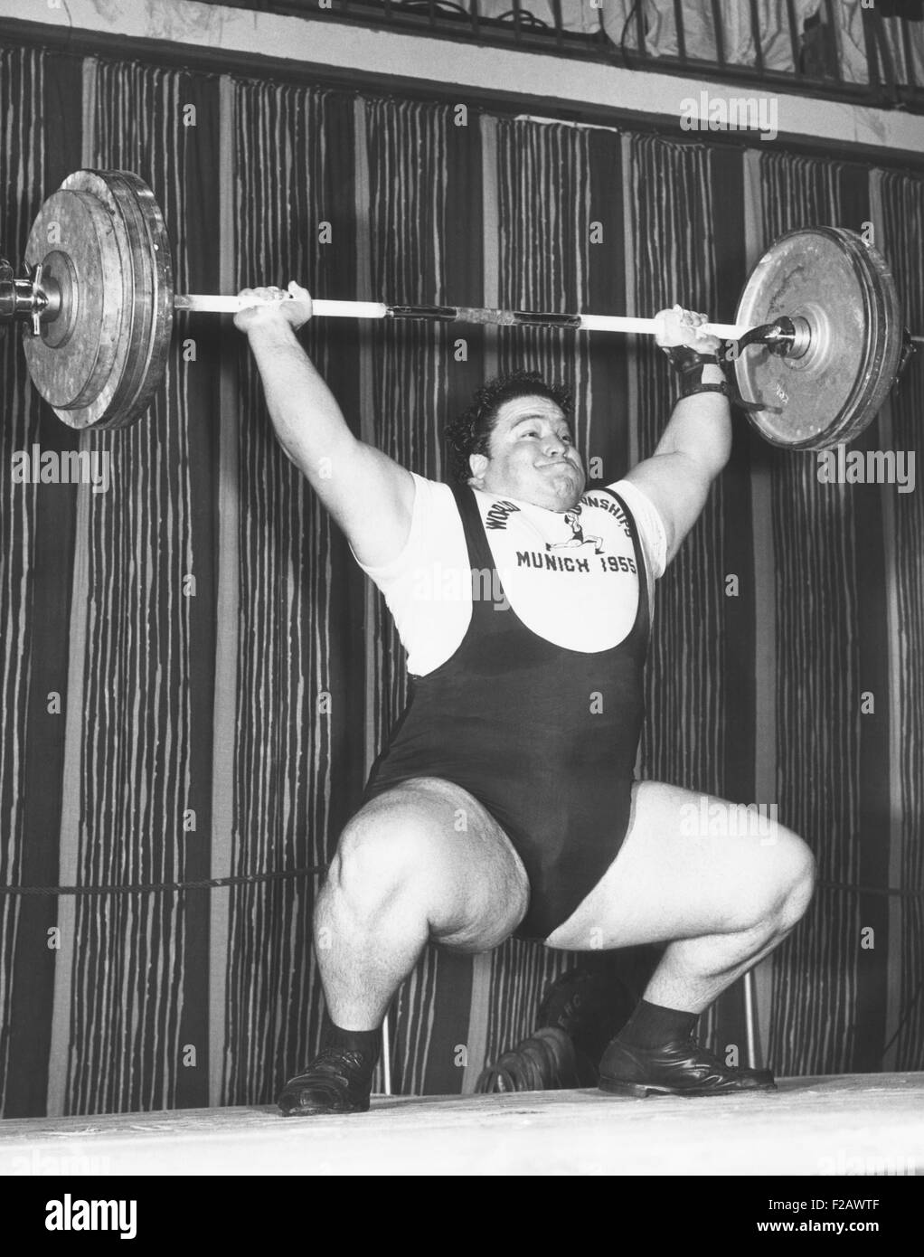 Paul Anderson ascenseurs 320 livres durant les Championnats du monde d'haltérophilie 1955 à Munich. Le 19 octobre 1955. Il a gagné le match et Banque D'Images