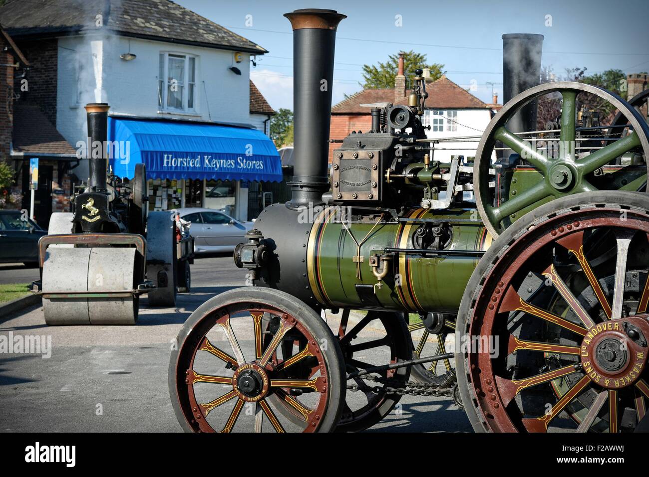 Horsted Keynes West Sussex UK moteur de traction à vapeur le rallye le Crown Inn public house. Banque D'Images