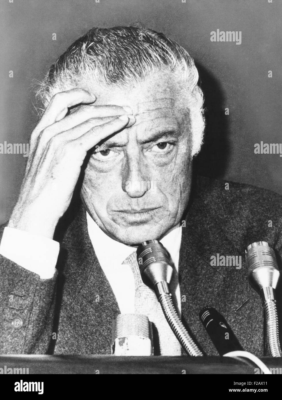 Giovanni Agnelli, président de la société Fiat Auto, lors d'une conférence de presse à Rome, le 14 octobre 1975. Agnelli a présenté un rapport sur sa récente Banque D'Images