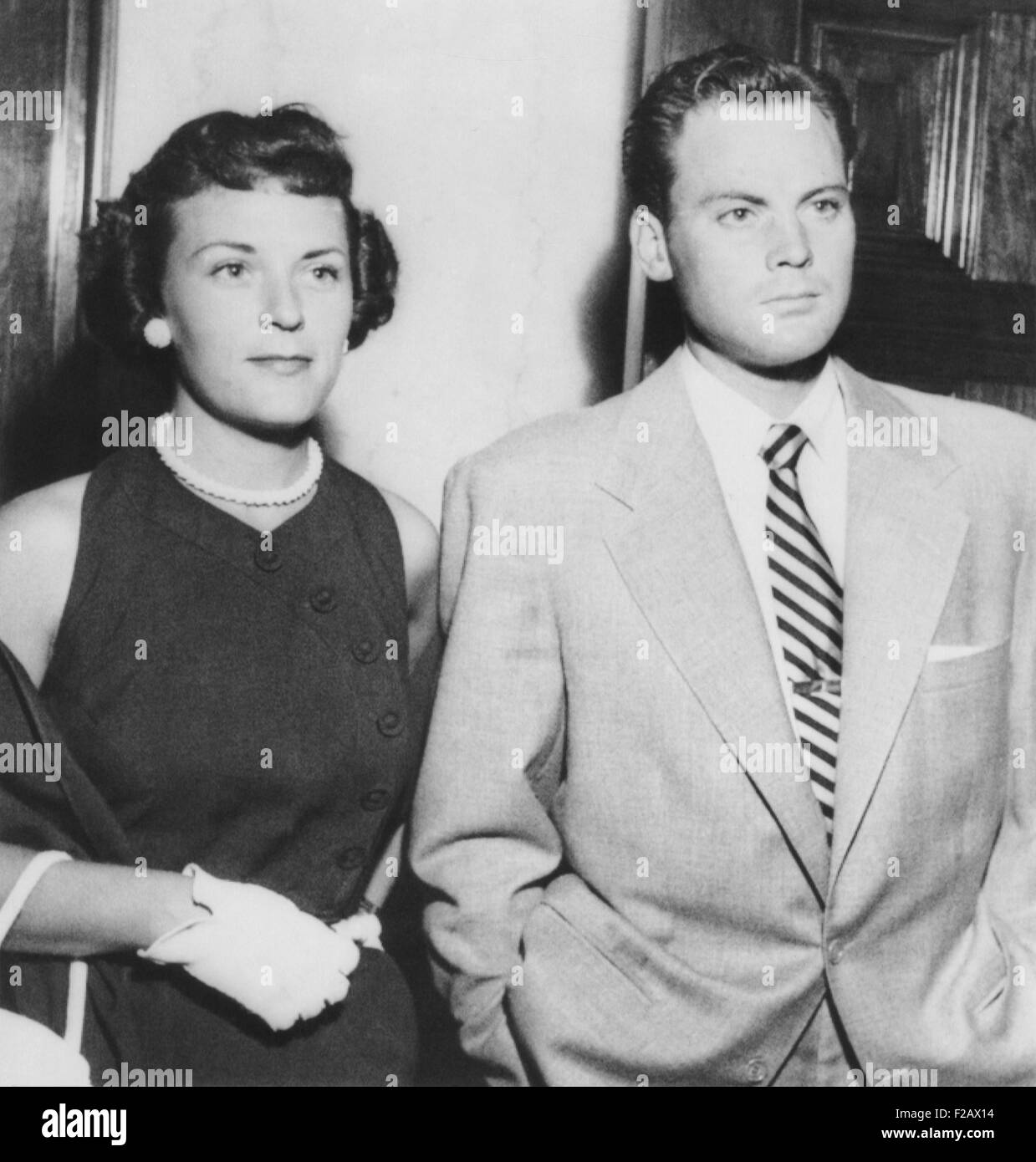 L'acteur John Agar en cour le 20 juillet 1950 pour faire face à des accusations de conduite avec facultés affaiblies. Il est accompagné de sa femme Loretta Barnet Combs Agar. CSU (2015   1178 11) Banque D'Images