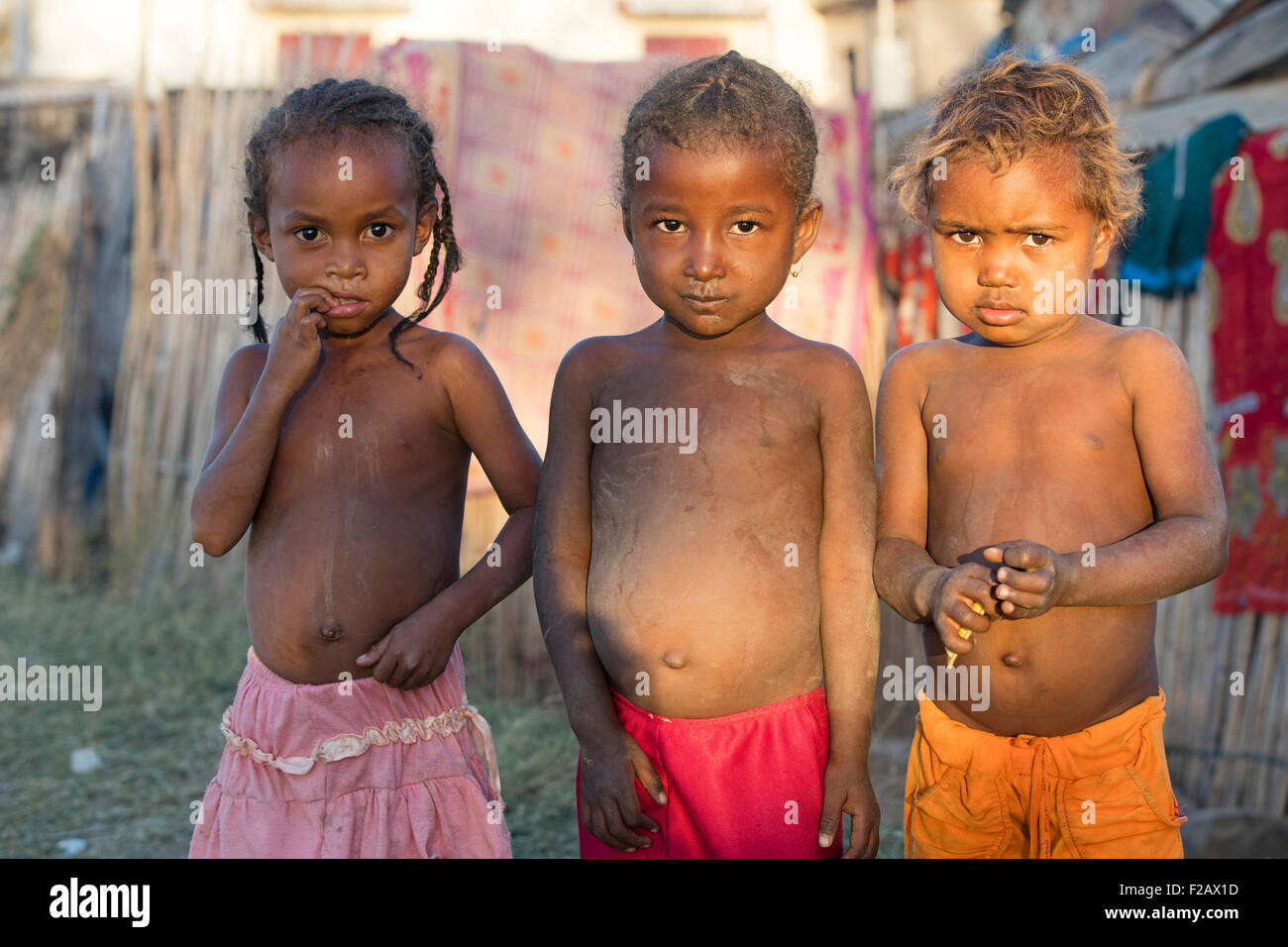 Portrait de trois enfants malgaches à Miandrivazo, Menabe, Madagascar, Afrique du Sud-Est Banque D'Images