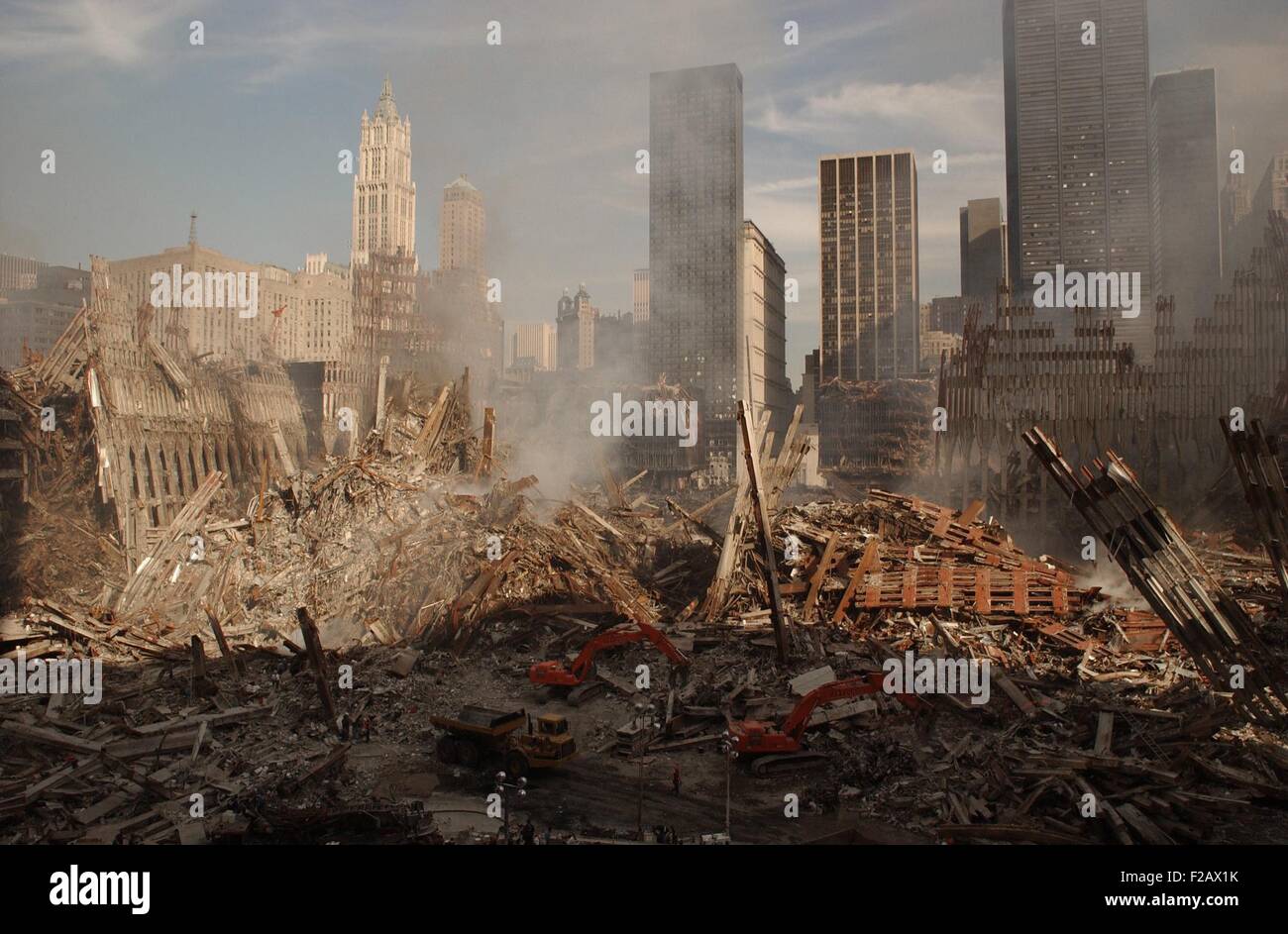 Vaste vue sur les ruines du World Trade Center à New York, 18 septembre 2001. La pile est à gauche et la façade arcs de la tour nord, WTC 1. À droite sont ceux de la tour sud, WTC 2. Dans la distance est le Woolworth Building. (BSLOC 2015 2 95) Banque D'Images