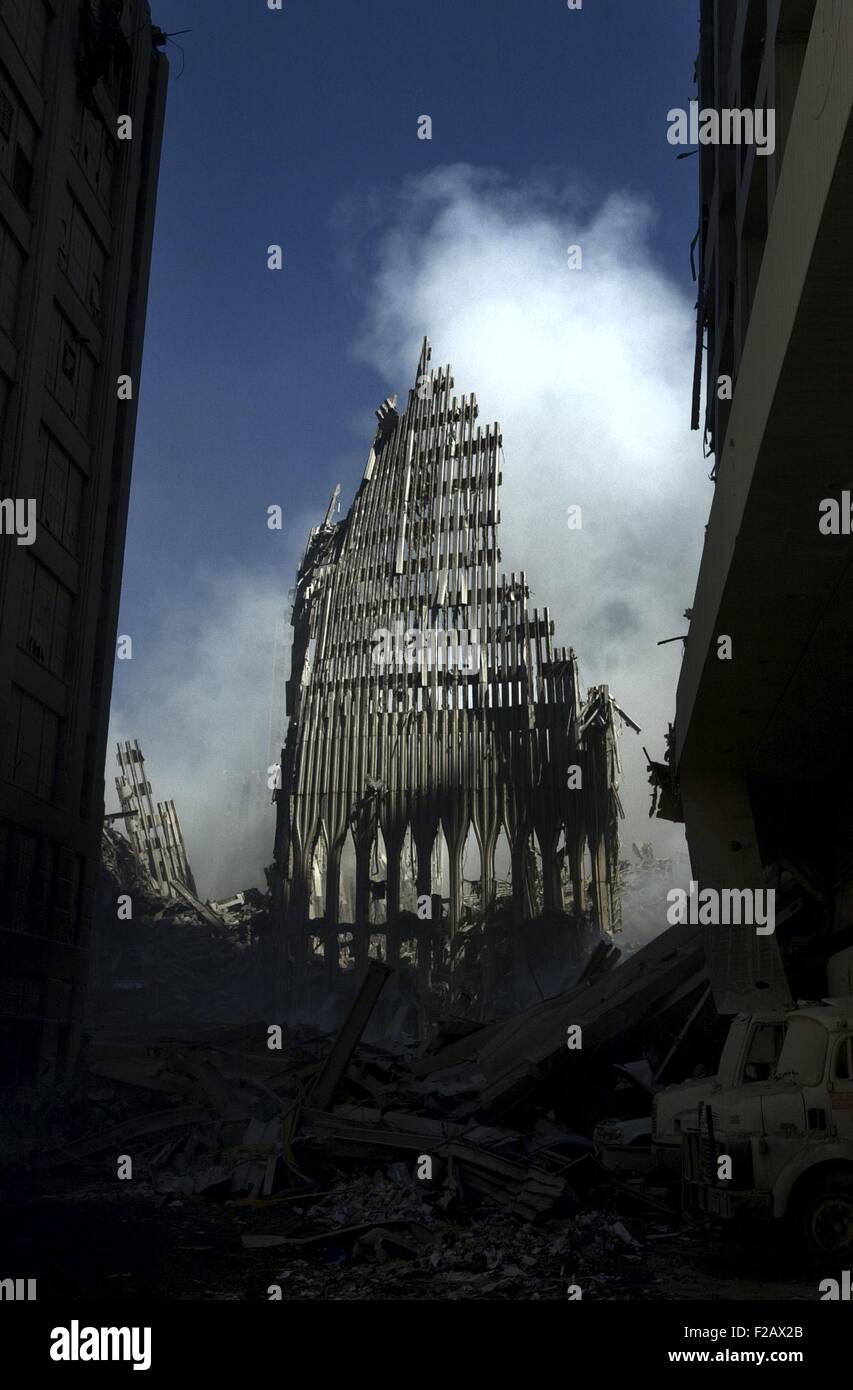 Vestiges de la tour nord du World Trade Center, le 14 septembre 2001. La ville de New York, après des attaques terroristes du 11 septembre 2001. Photo de la Marine américaine par le journaliste 1re classe Preston Keres (BSLOC_2015_2_81) Banque D'Images